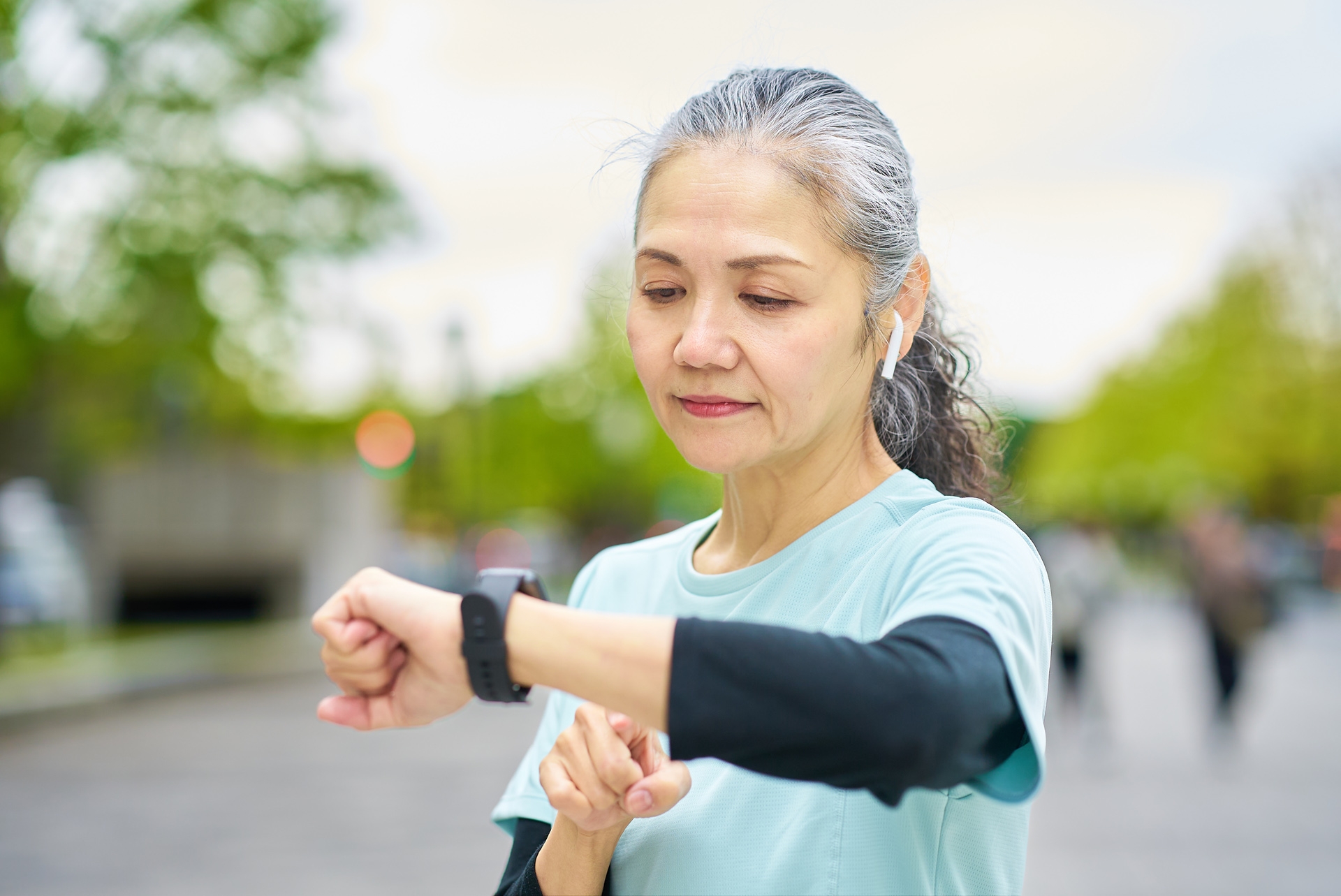 スマートウォッチを操作するシニア女性