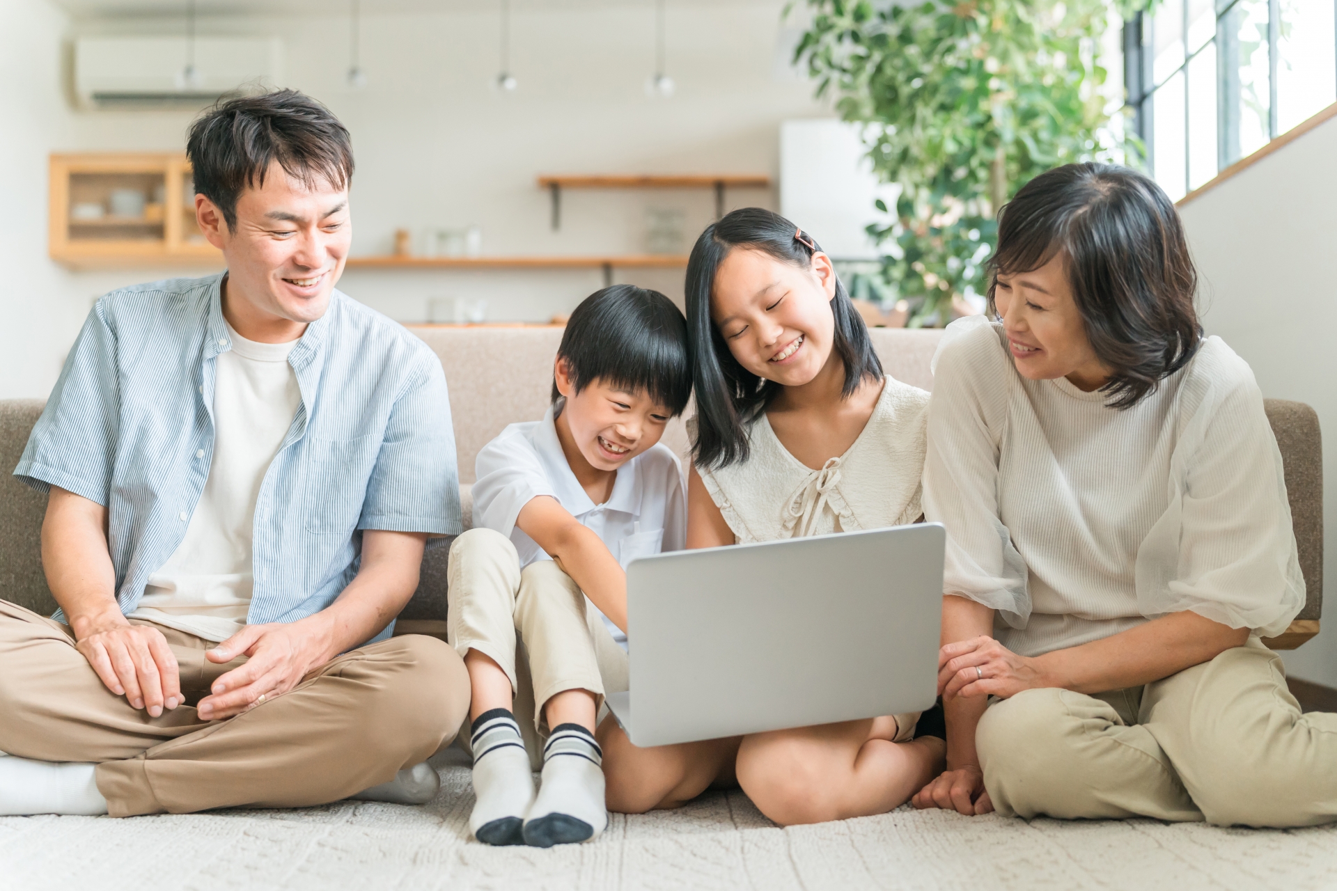 リビングで団欒するファミリー