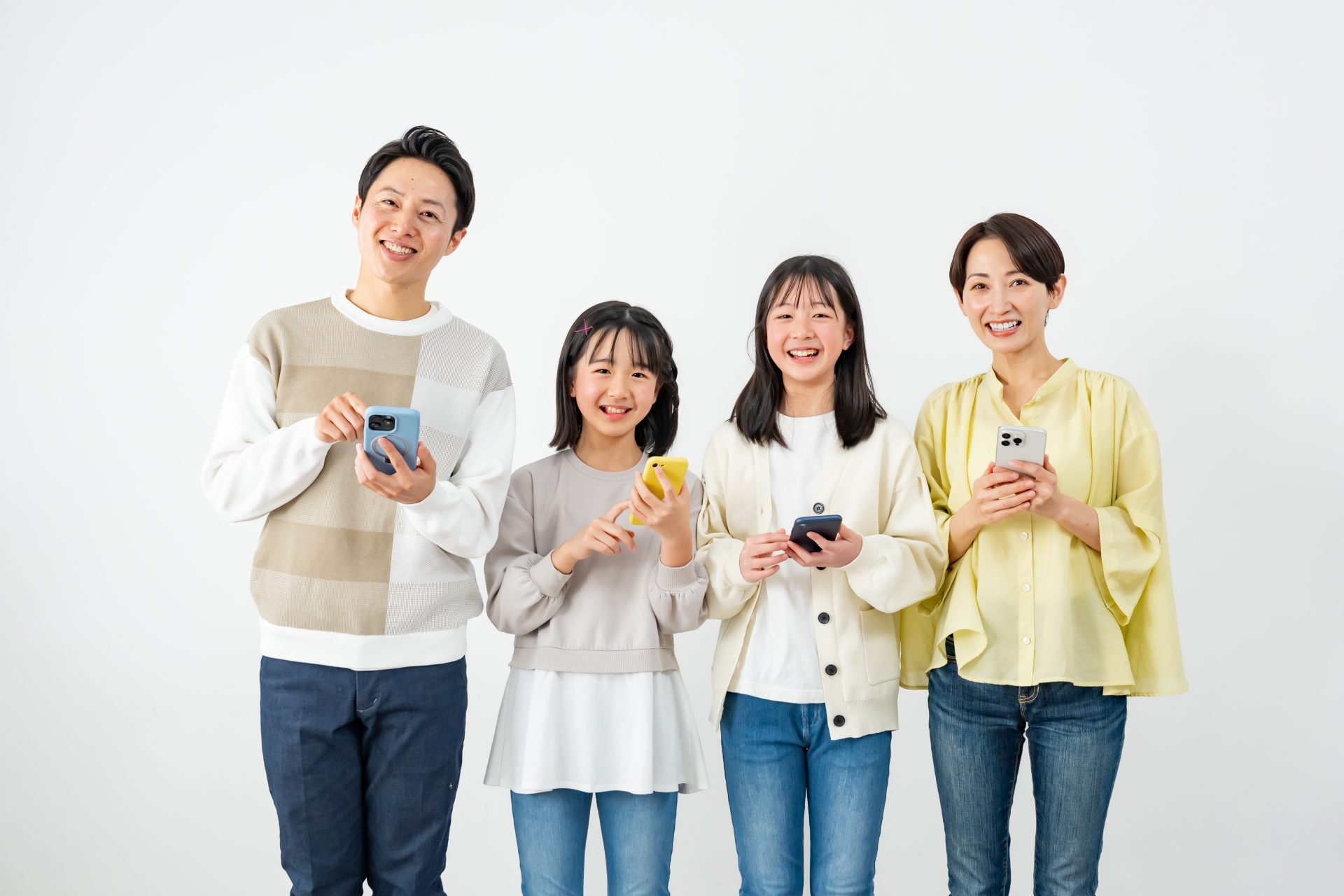 携帯を見る親子