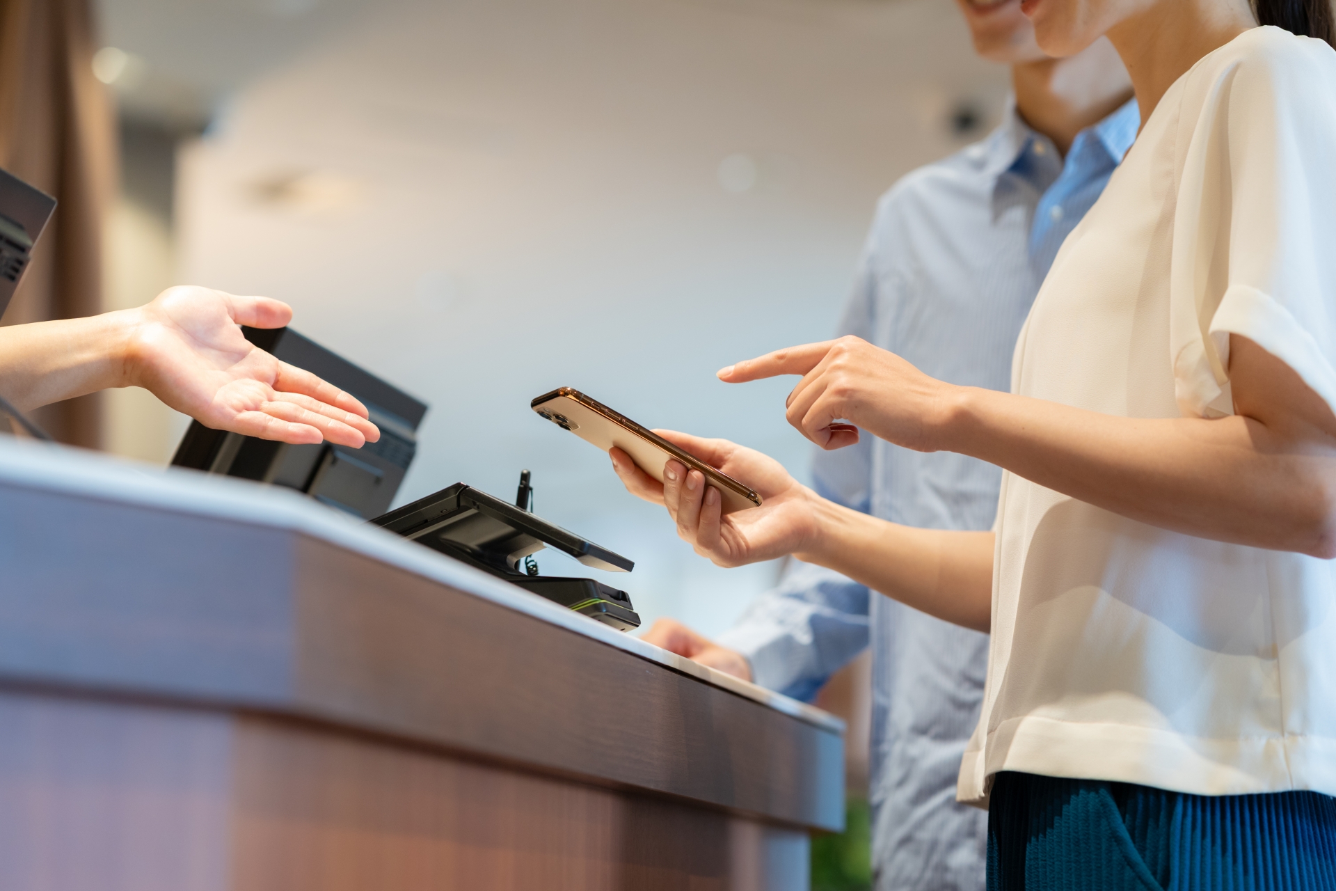 ショッピングをしてモバイル決済をする女性