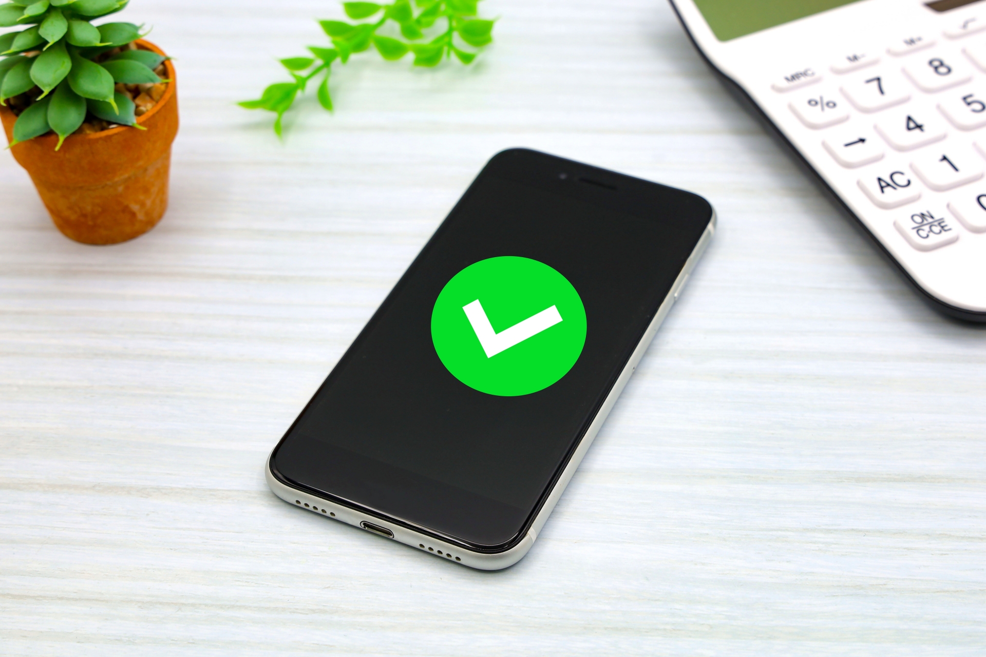 スマホとチェックマーク