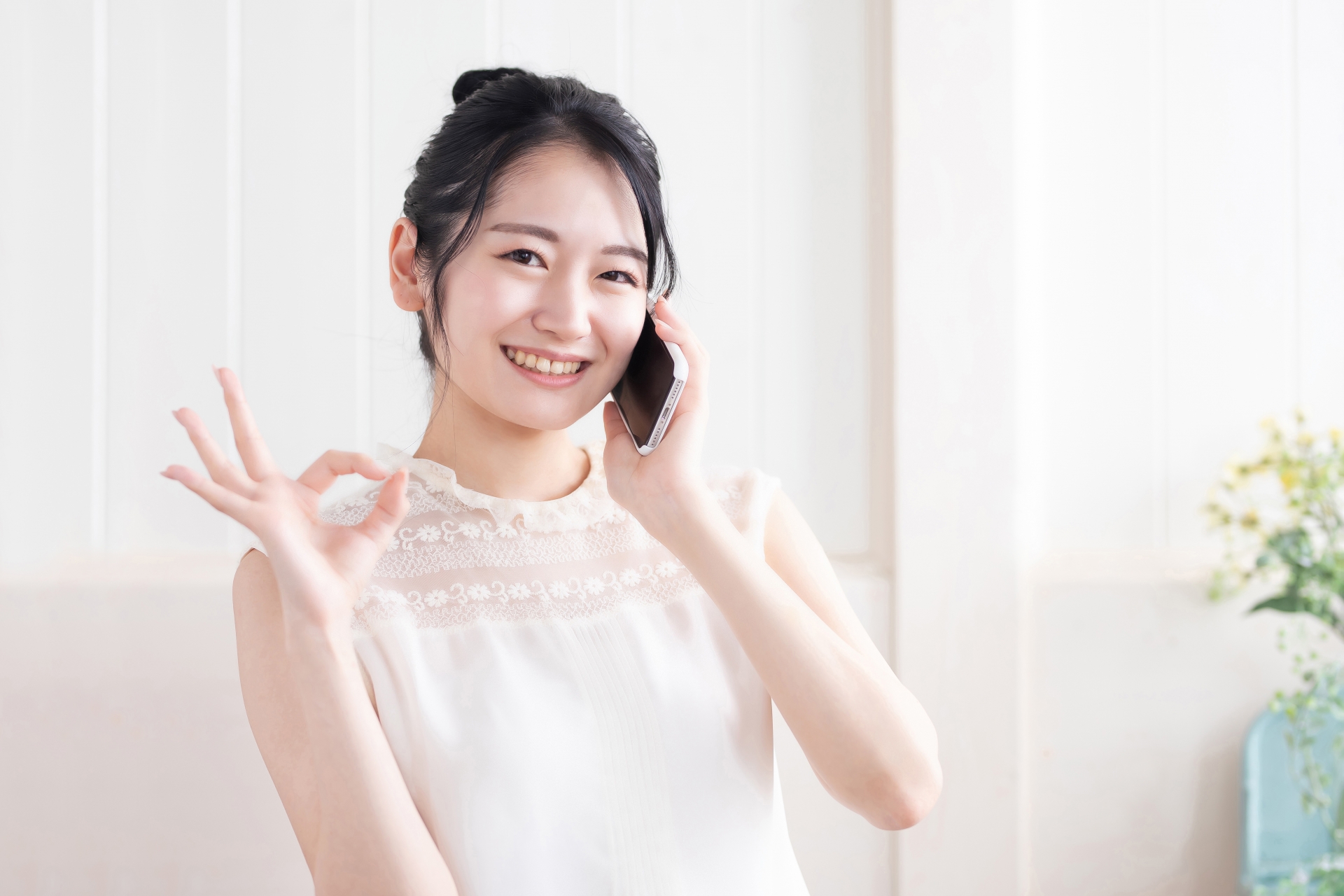 スマホで通話する女性