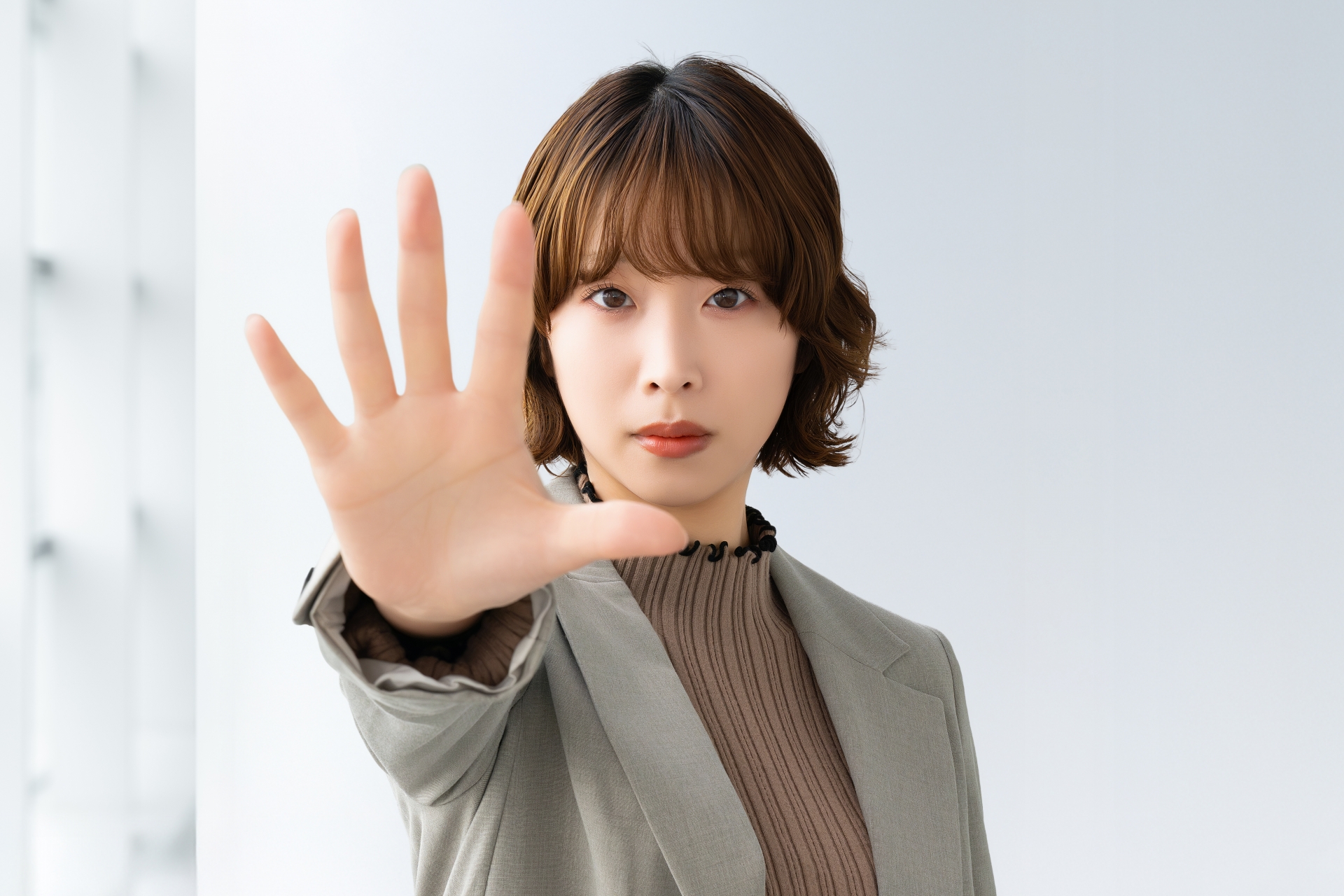 ストップ！制止する女性・ビジネスウーマン