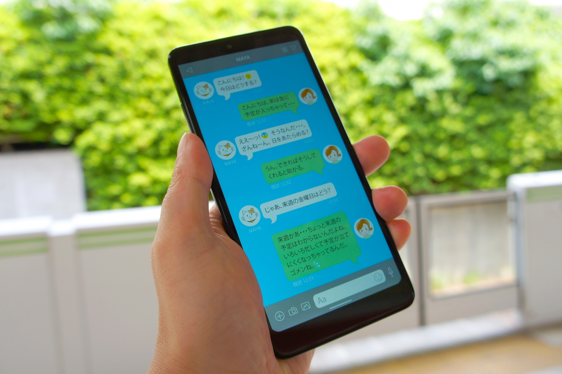 スマホを持って案内をする笑顔の女性