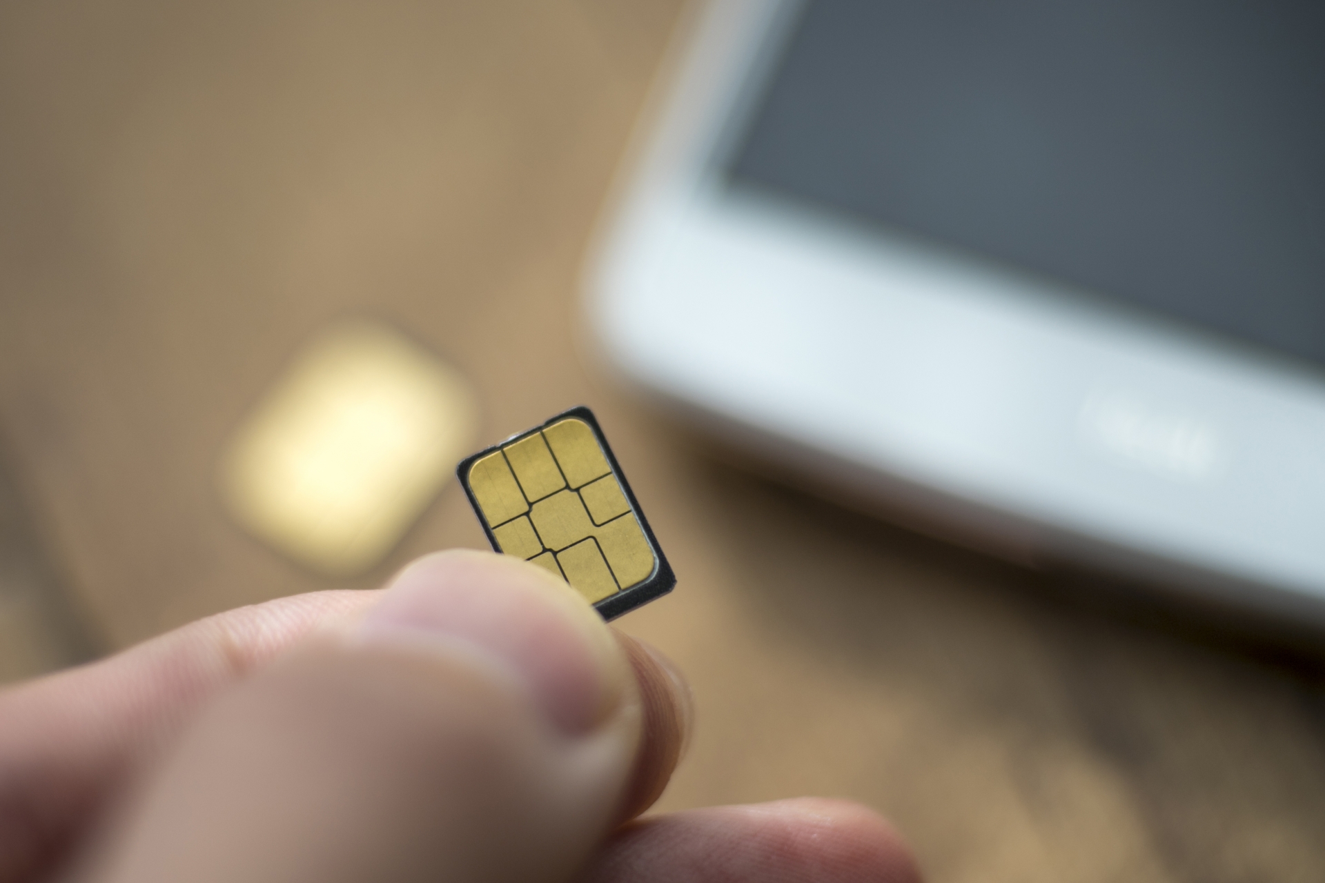 SIMカードを持つ人の手