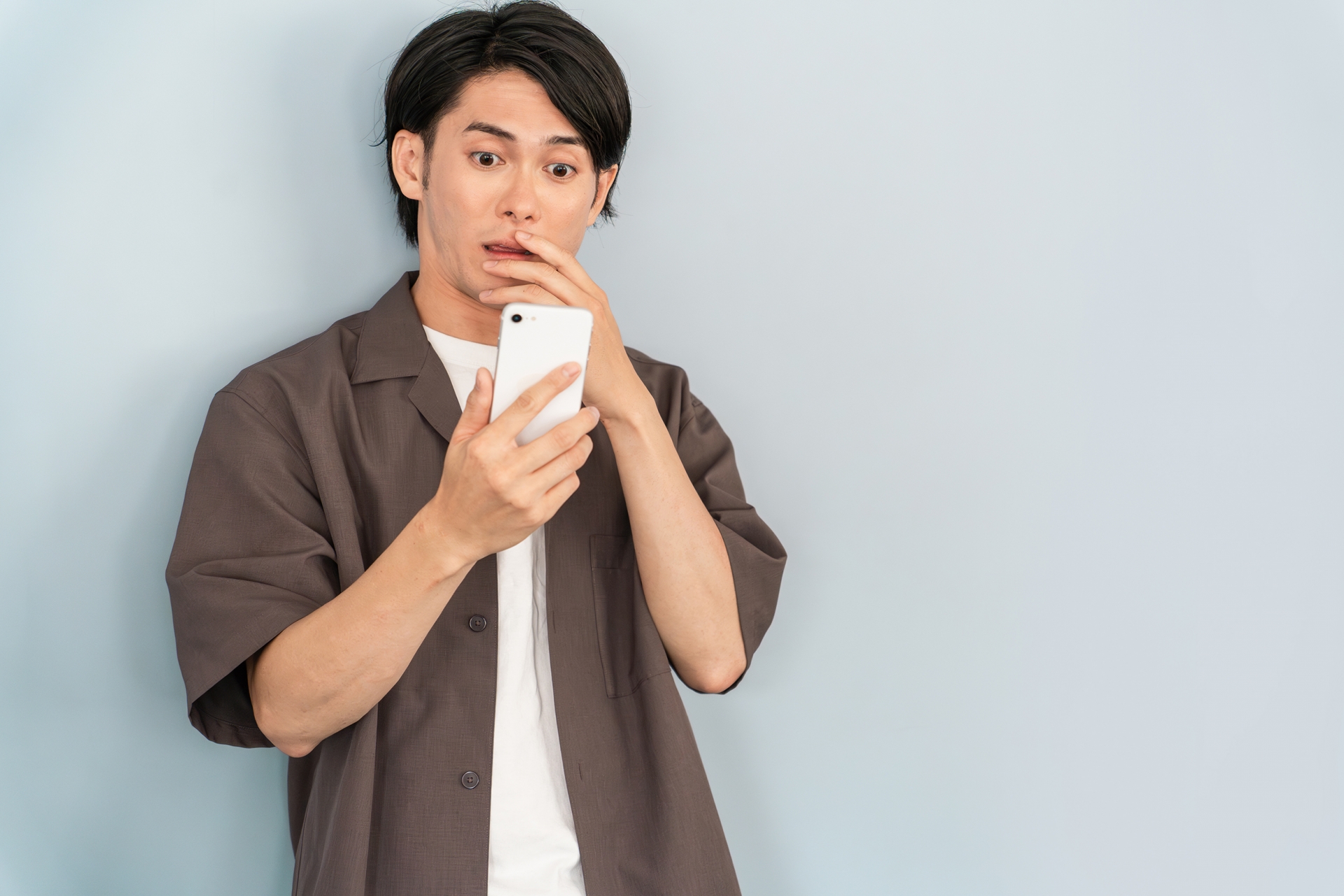 スマホを使う驚く