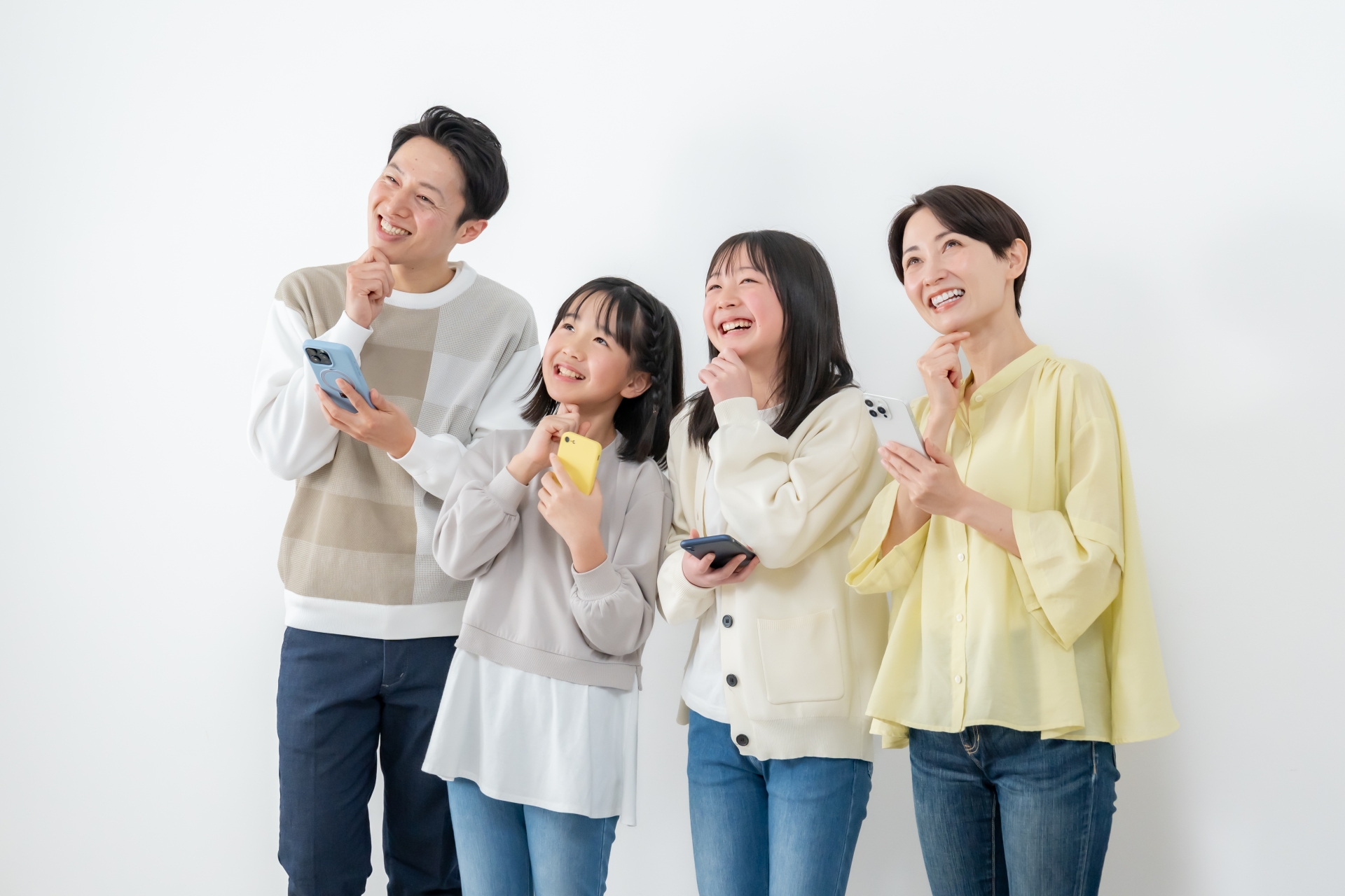 携帯を持つ家族