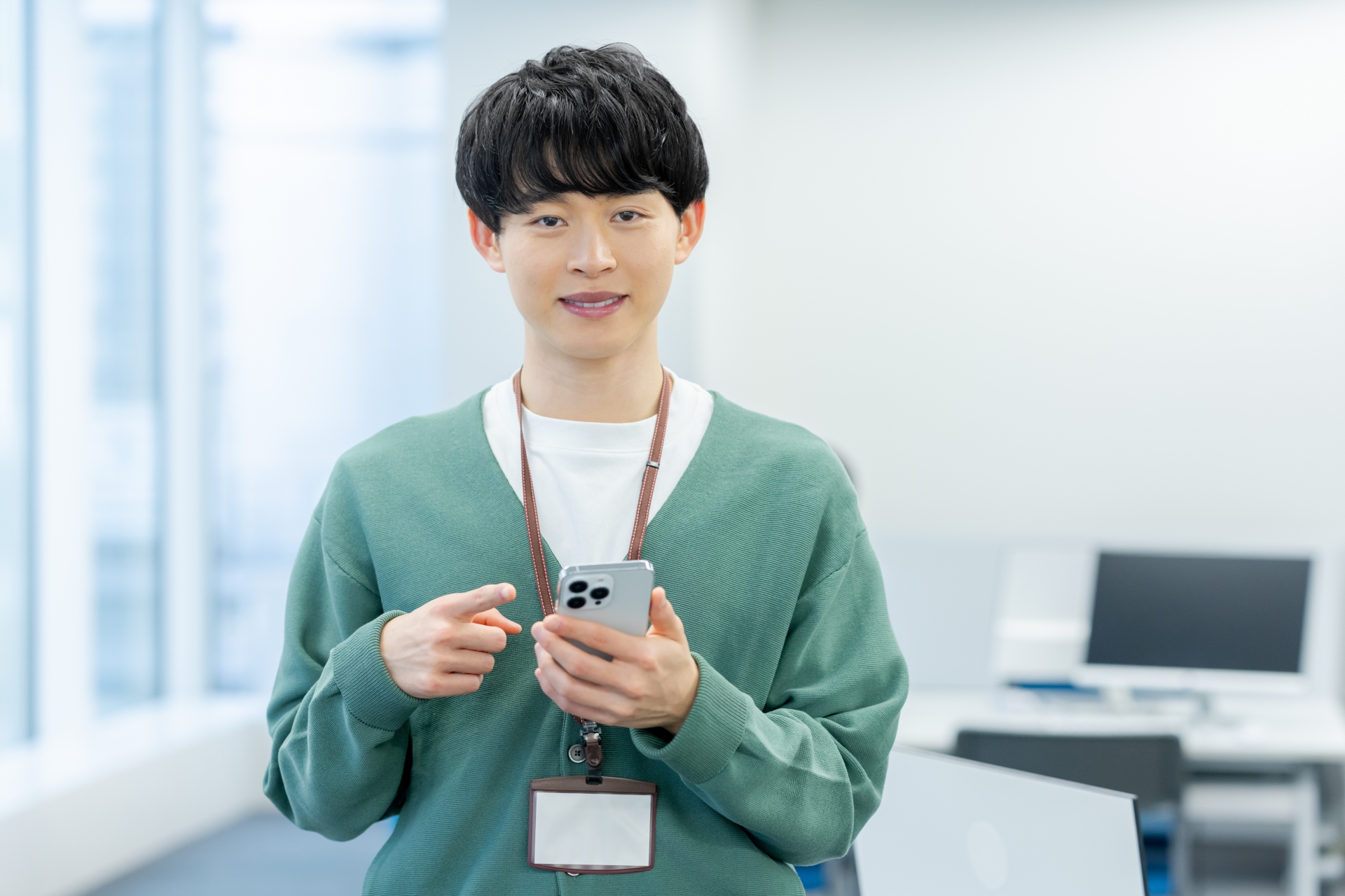 オフィスでスマホを使うビジネスマン