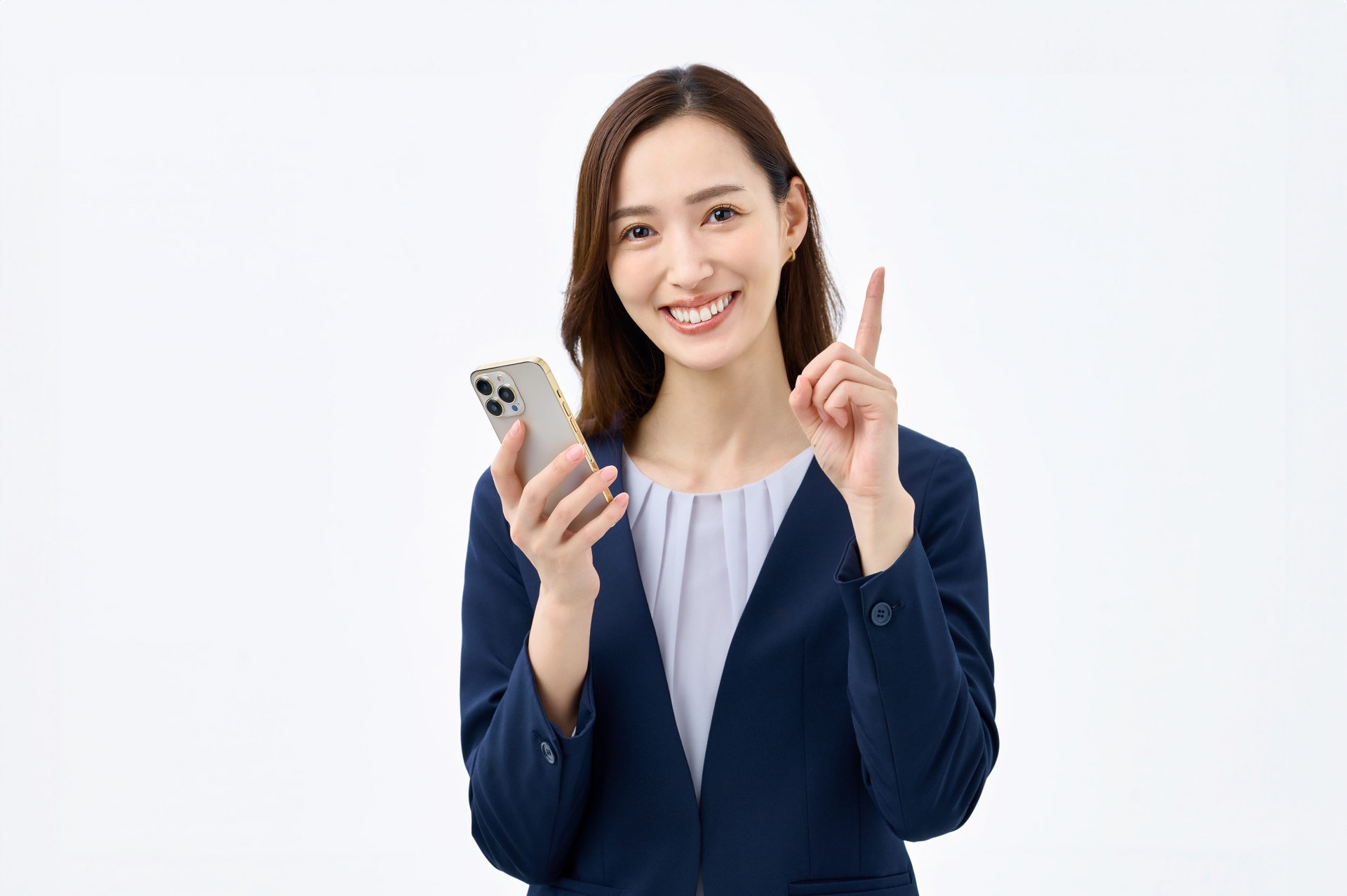 スマホを持って紹介するスーツの若い女性