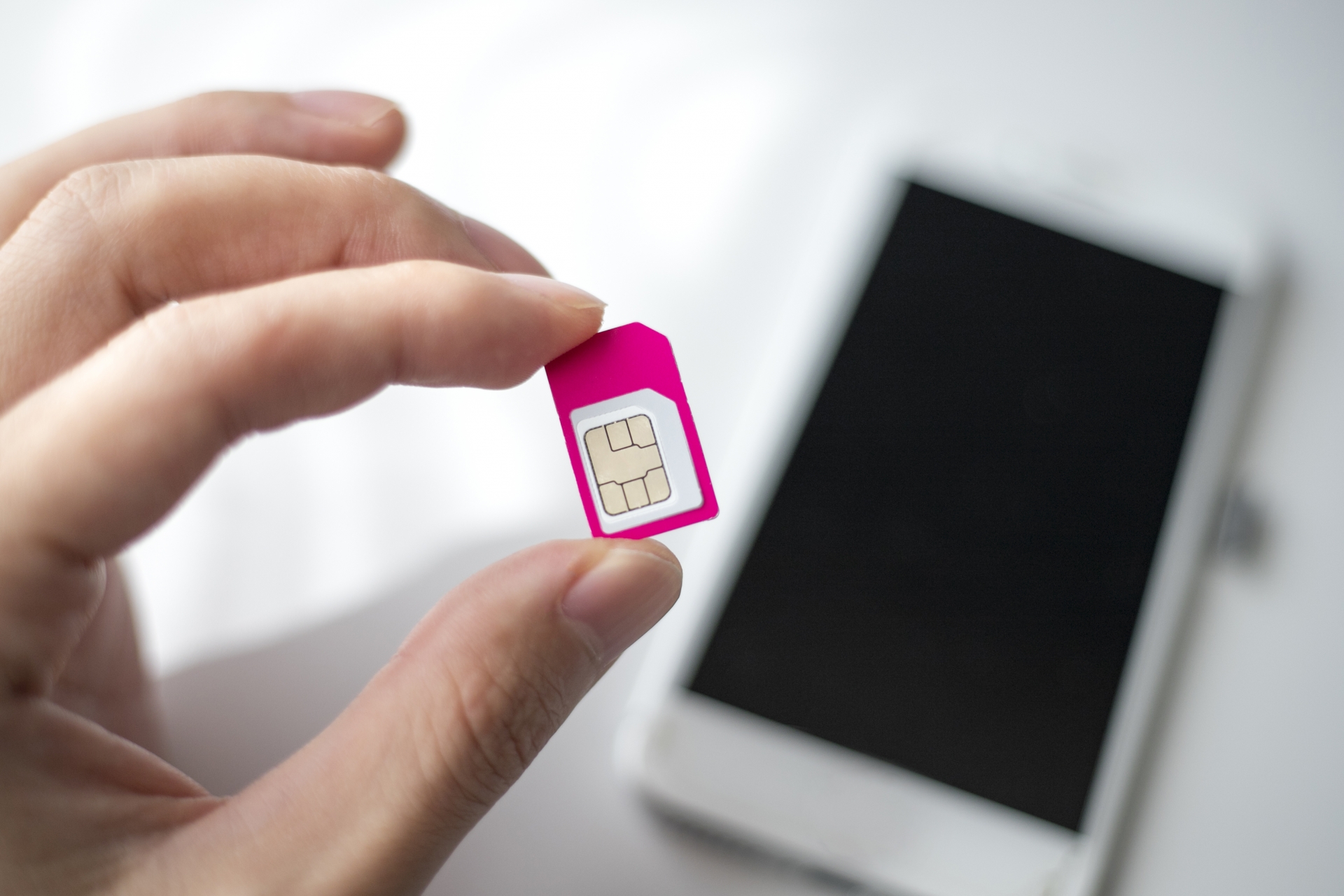 SIMカードとスマートフォン