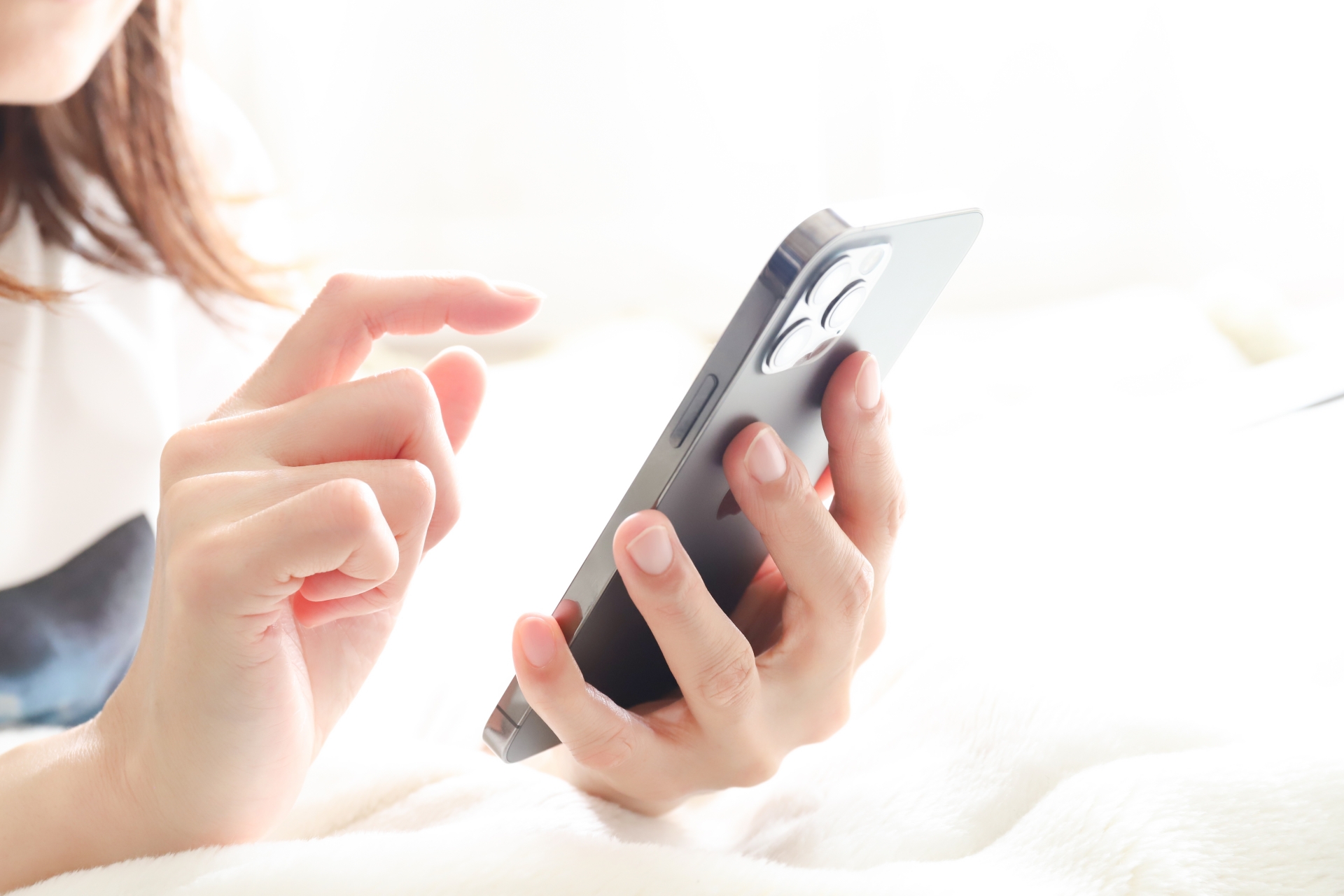 スマホ触る女性の手元
