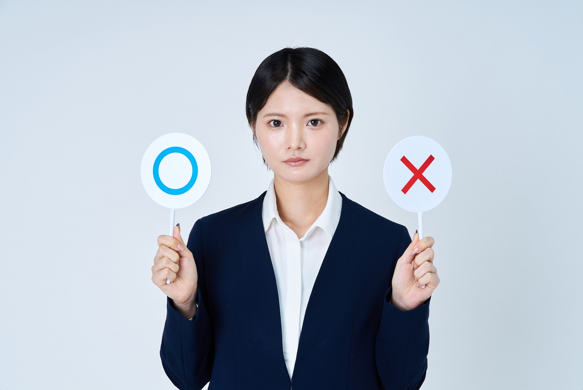 まるばつを表示する女性