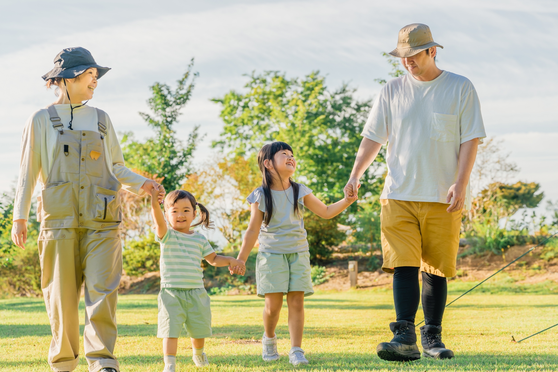 キャンプ場で遊ぶ家族