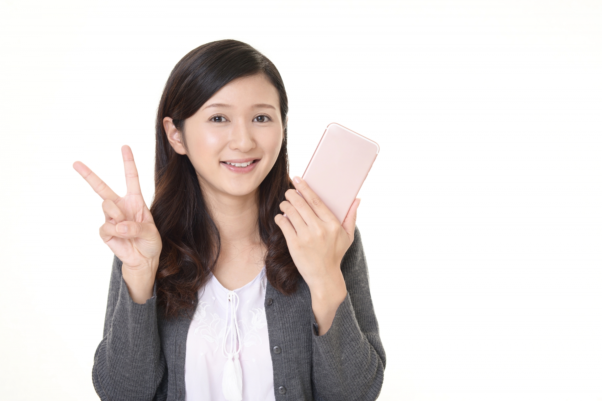 スマートフォンを持つ笑顔の女性