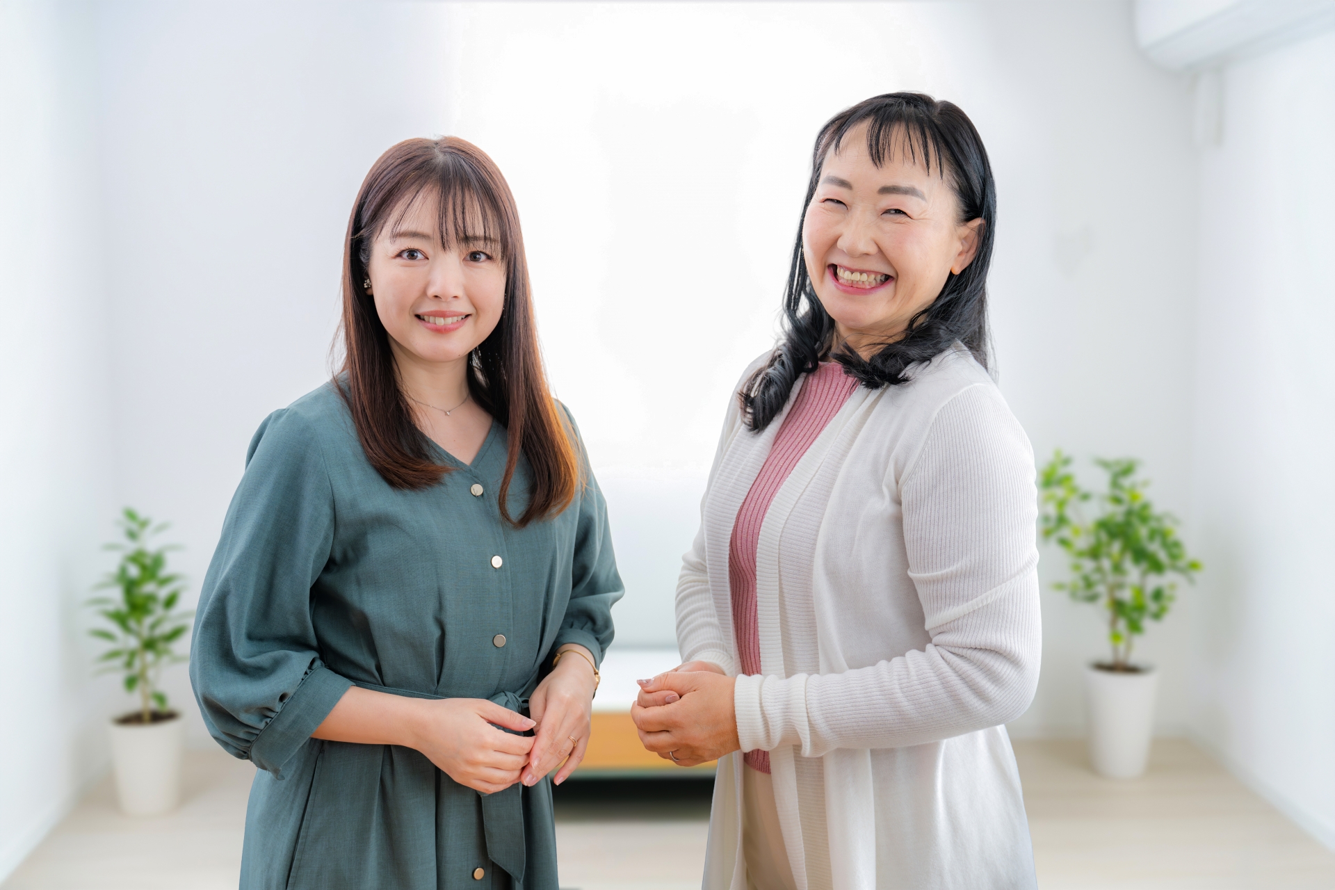 笑顔の二人の女性