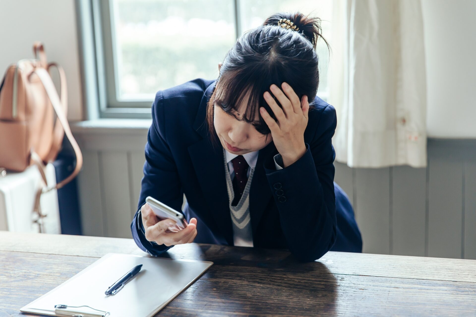 悩む女子高校生