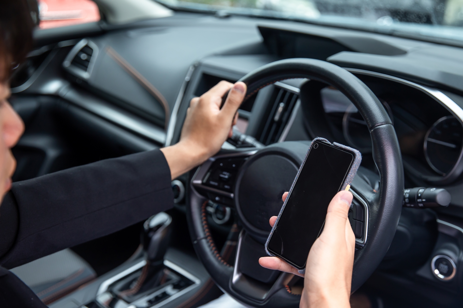 運転しながら携帯を触る
