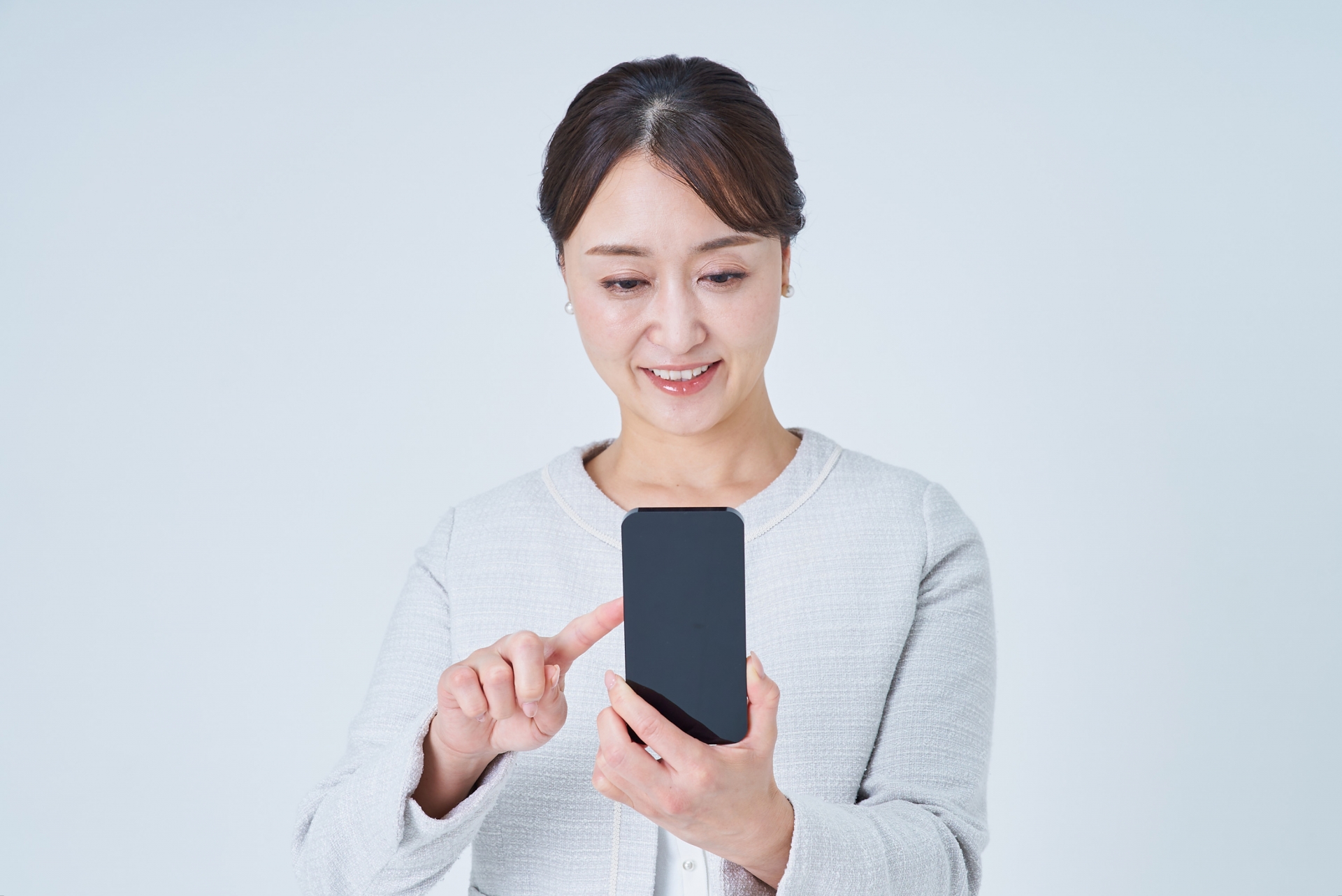 スマートフォンを操作する女性