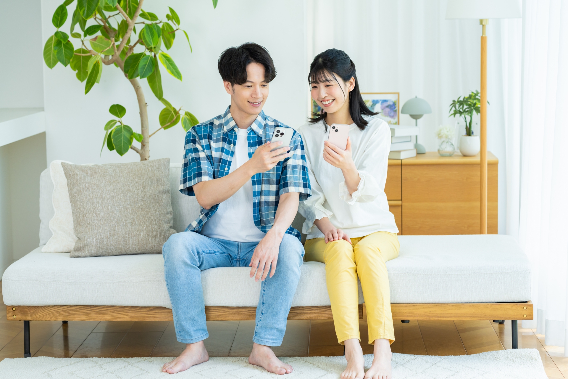 スマホを見るカップル