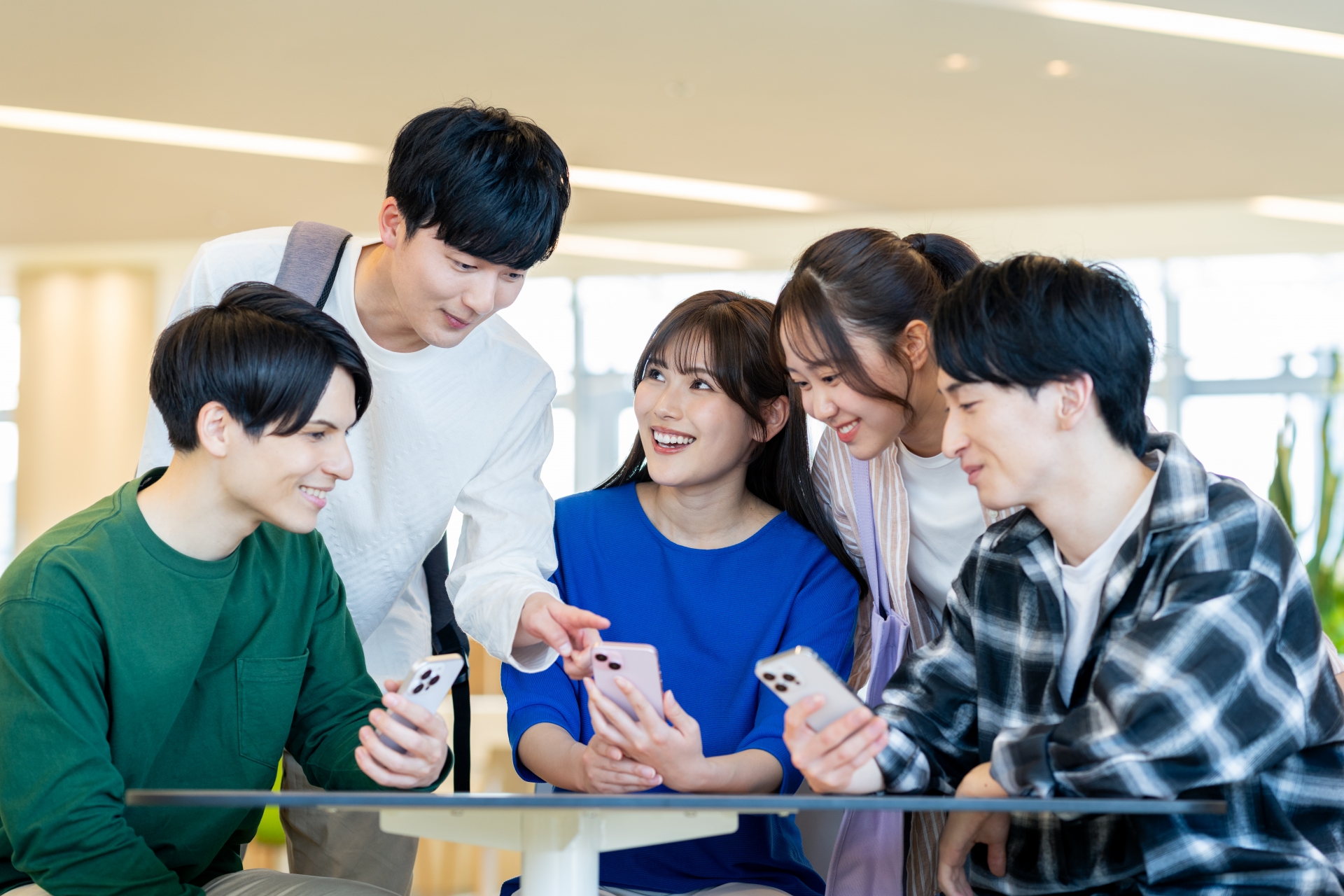 スマホを見る大学生