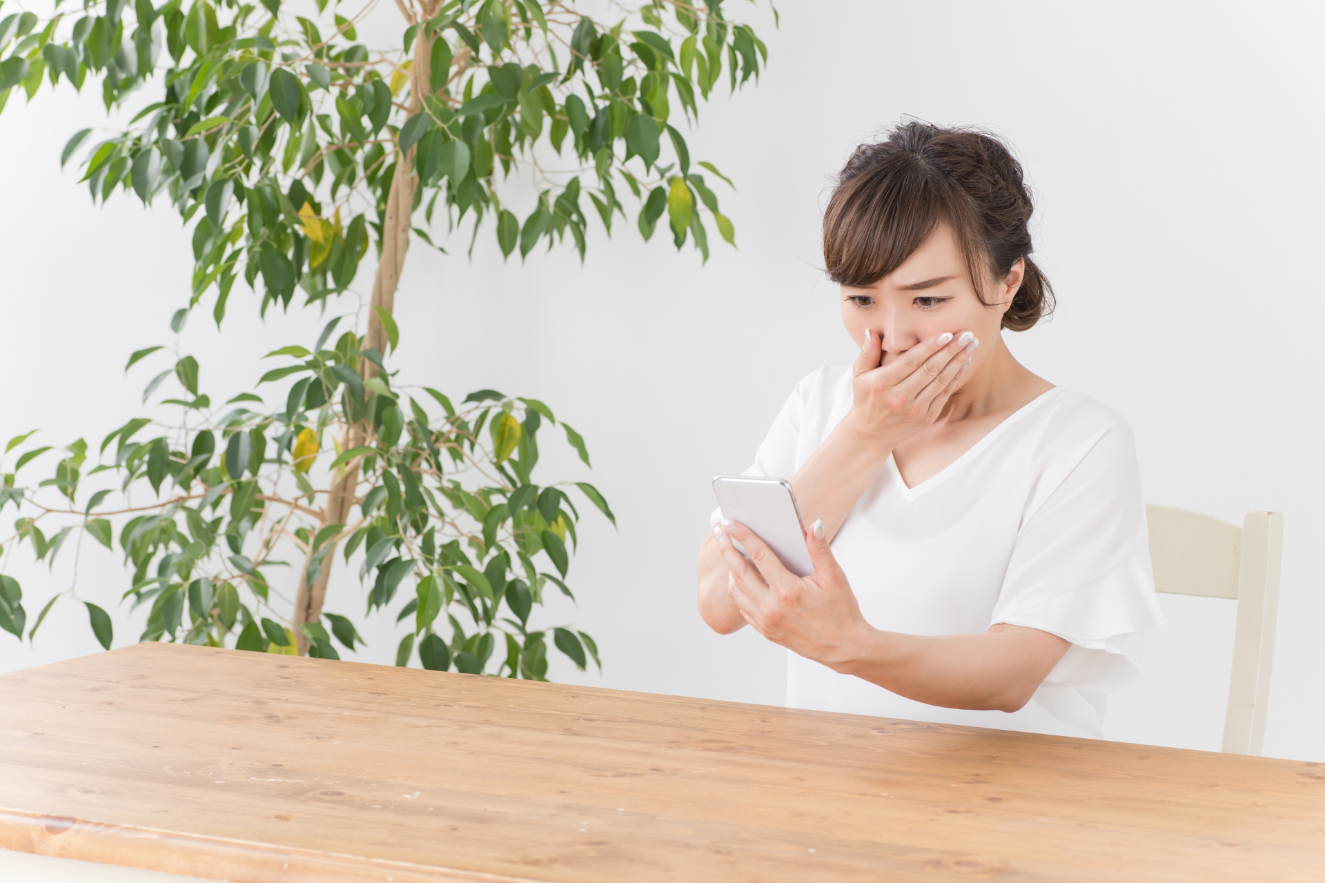 スマホを見て困る女性