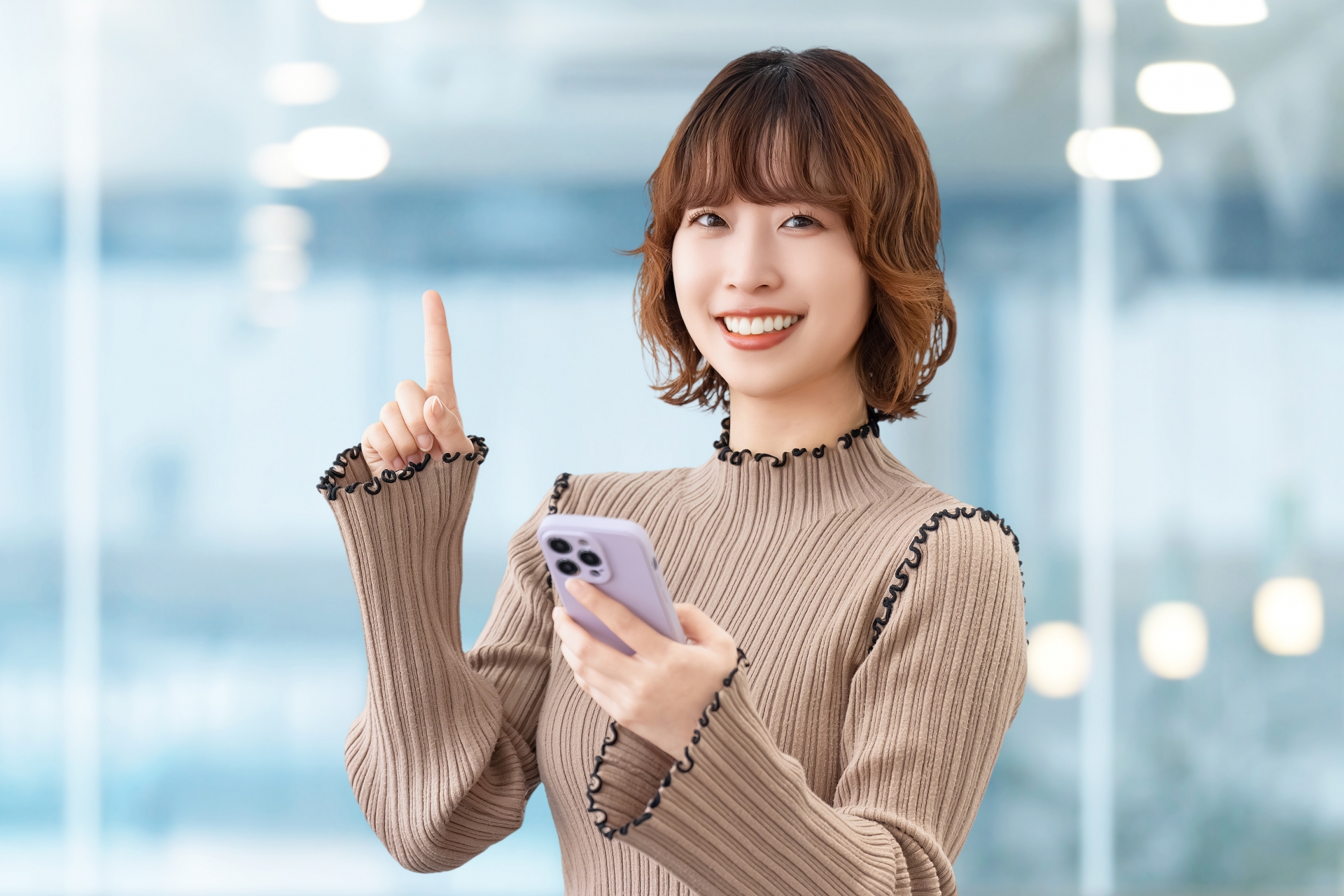 おすすめを示す女性