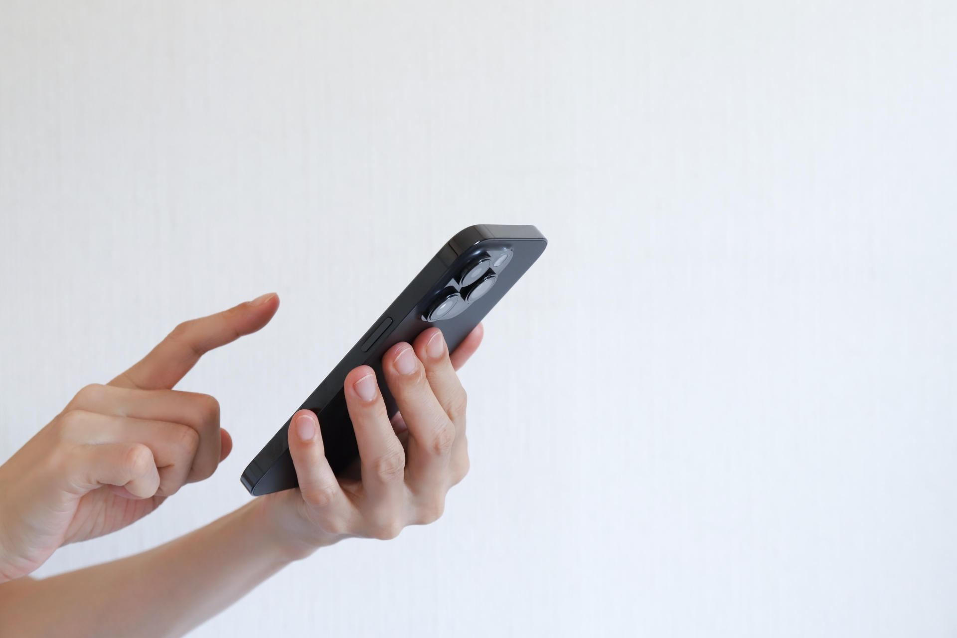 スマートフォンを使う手元