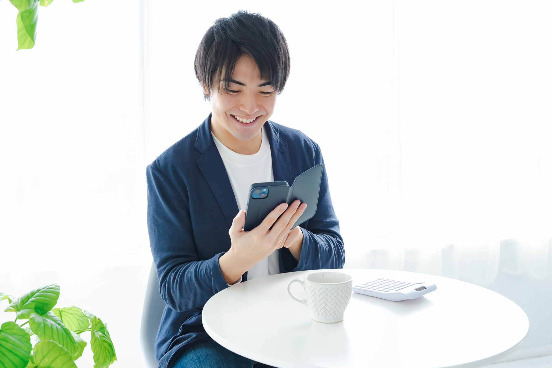 笑顔でスマートフォンを操作する男性