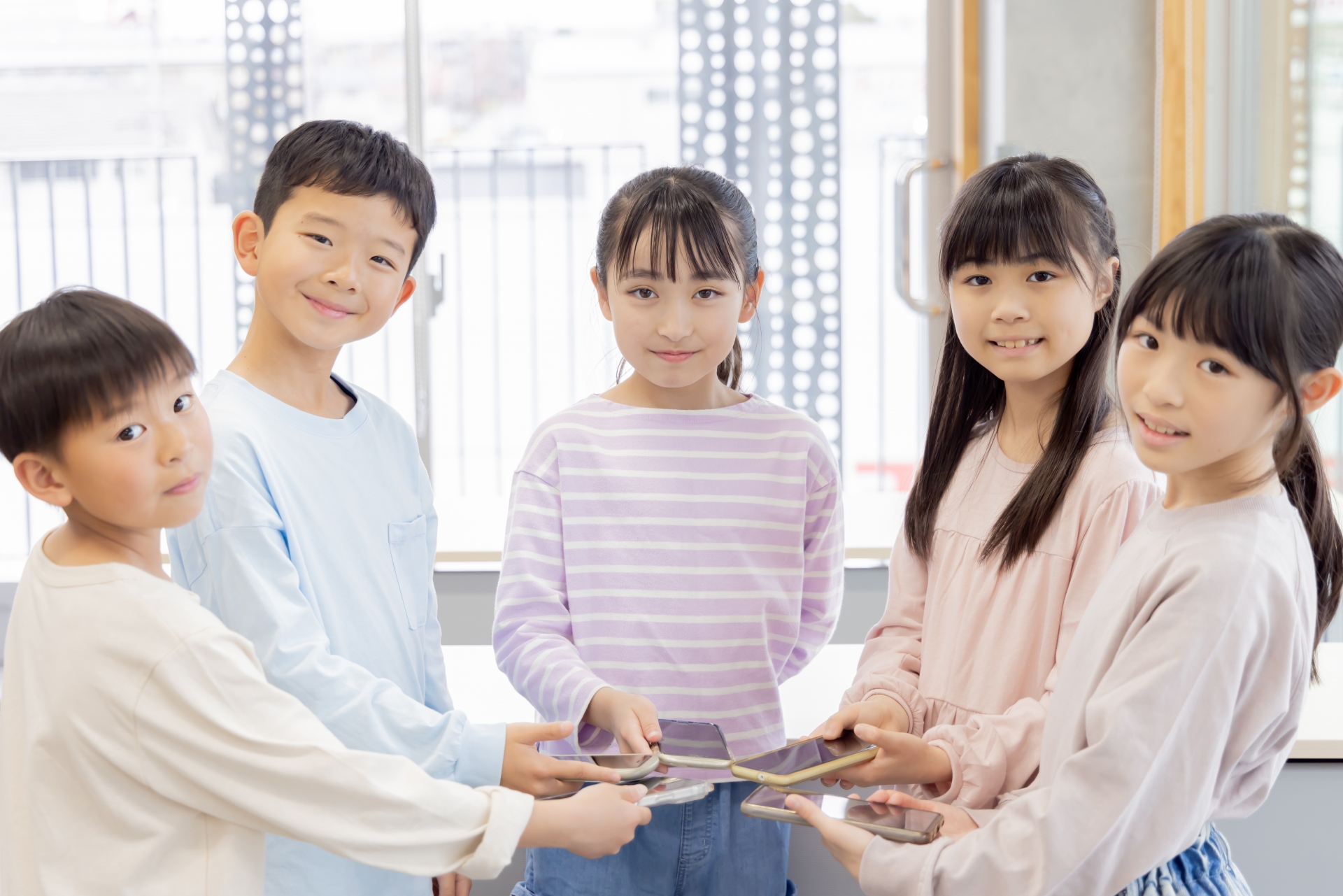 スマホを持つ小学生