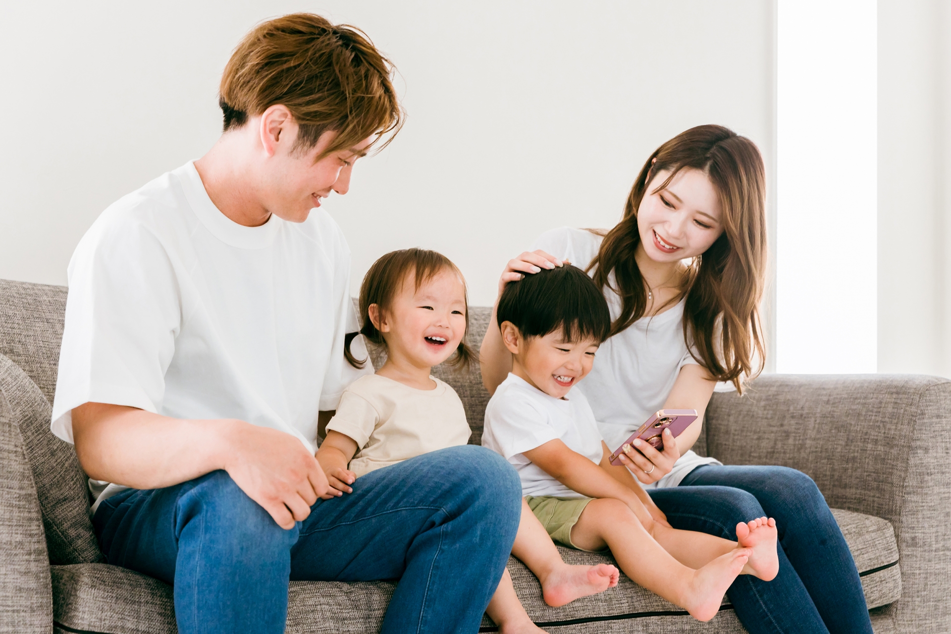 携帯料金の家族割引を分ける方法は？家族割引のメリットとデメリット、格安SIMについても解説