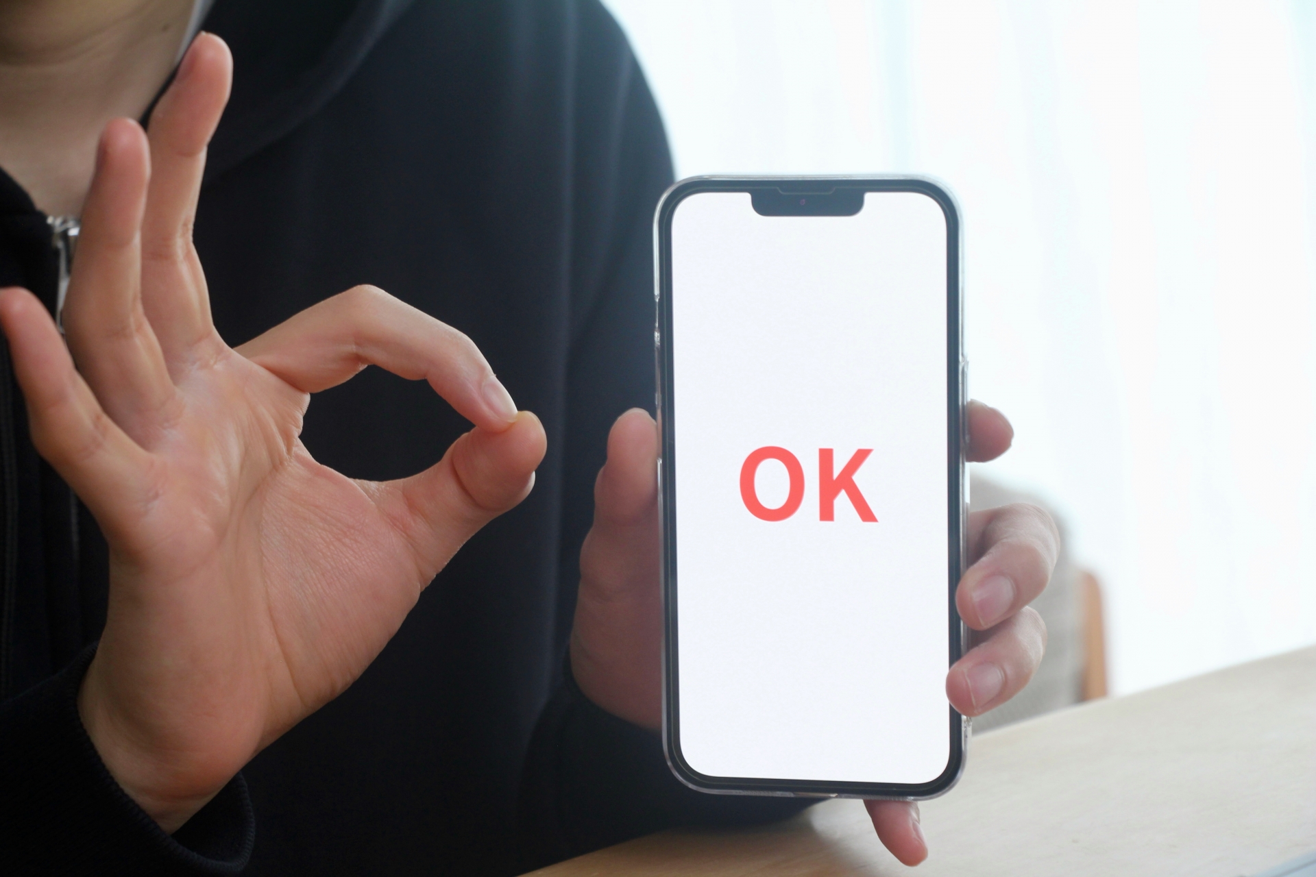 スマホを持つ男性の手　OK