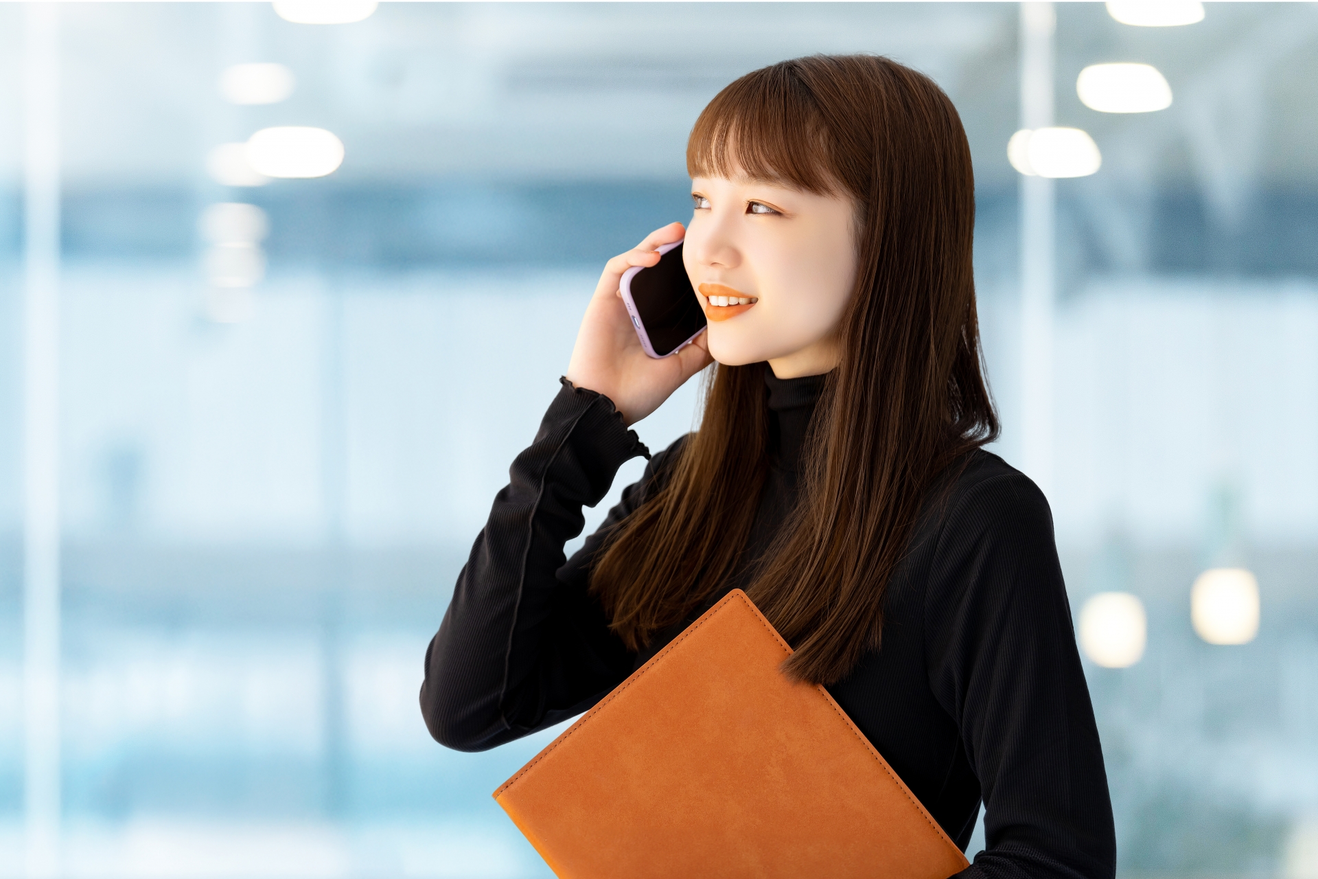 スマホで話す笑顔の女性・ビジネスウーマン