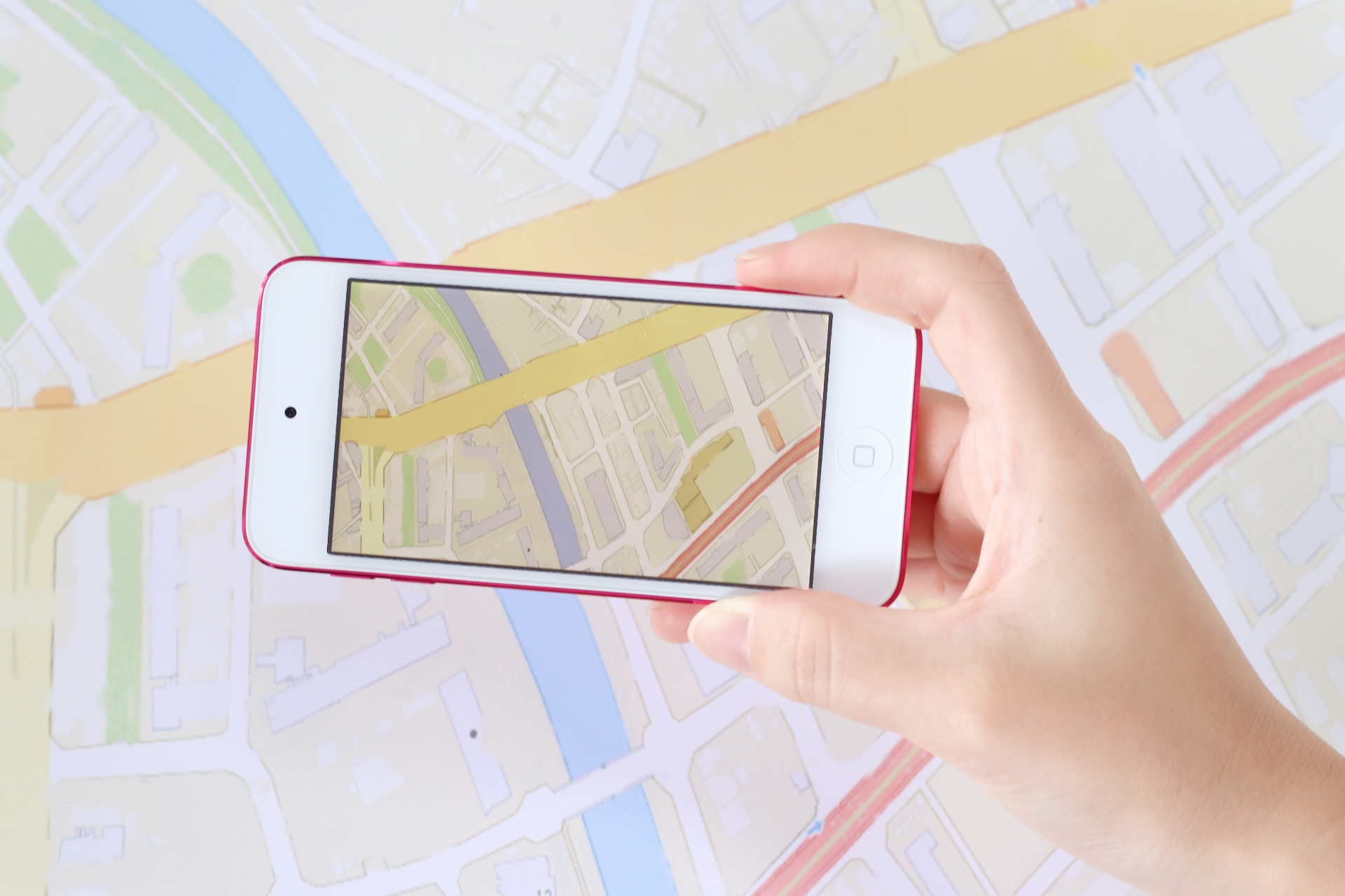 地図を表示する女性