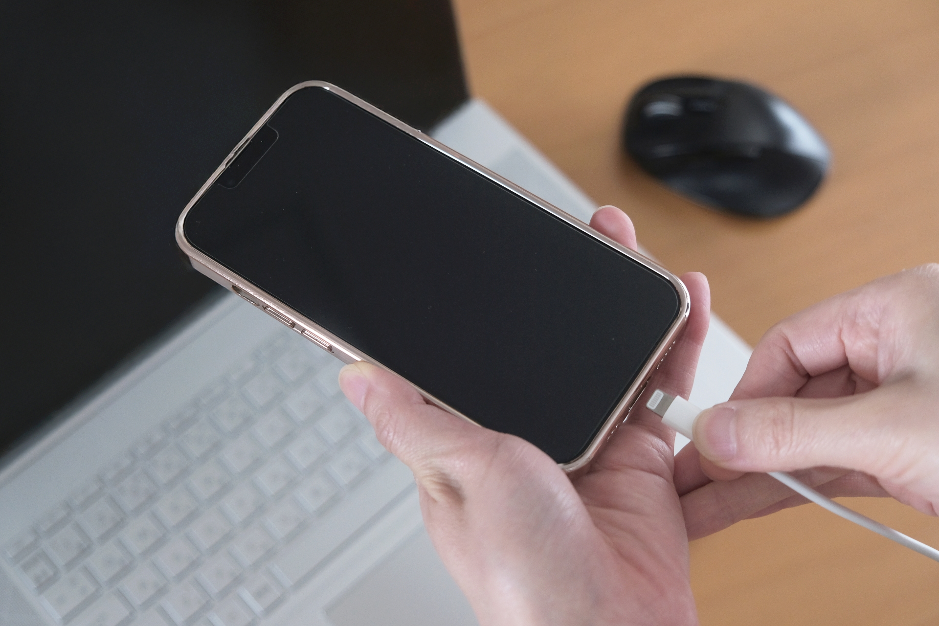 スマートフォンを充電する手元