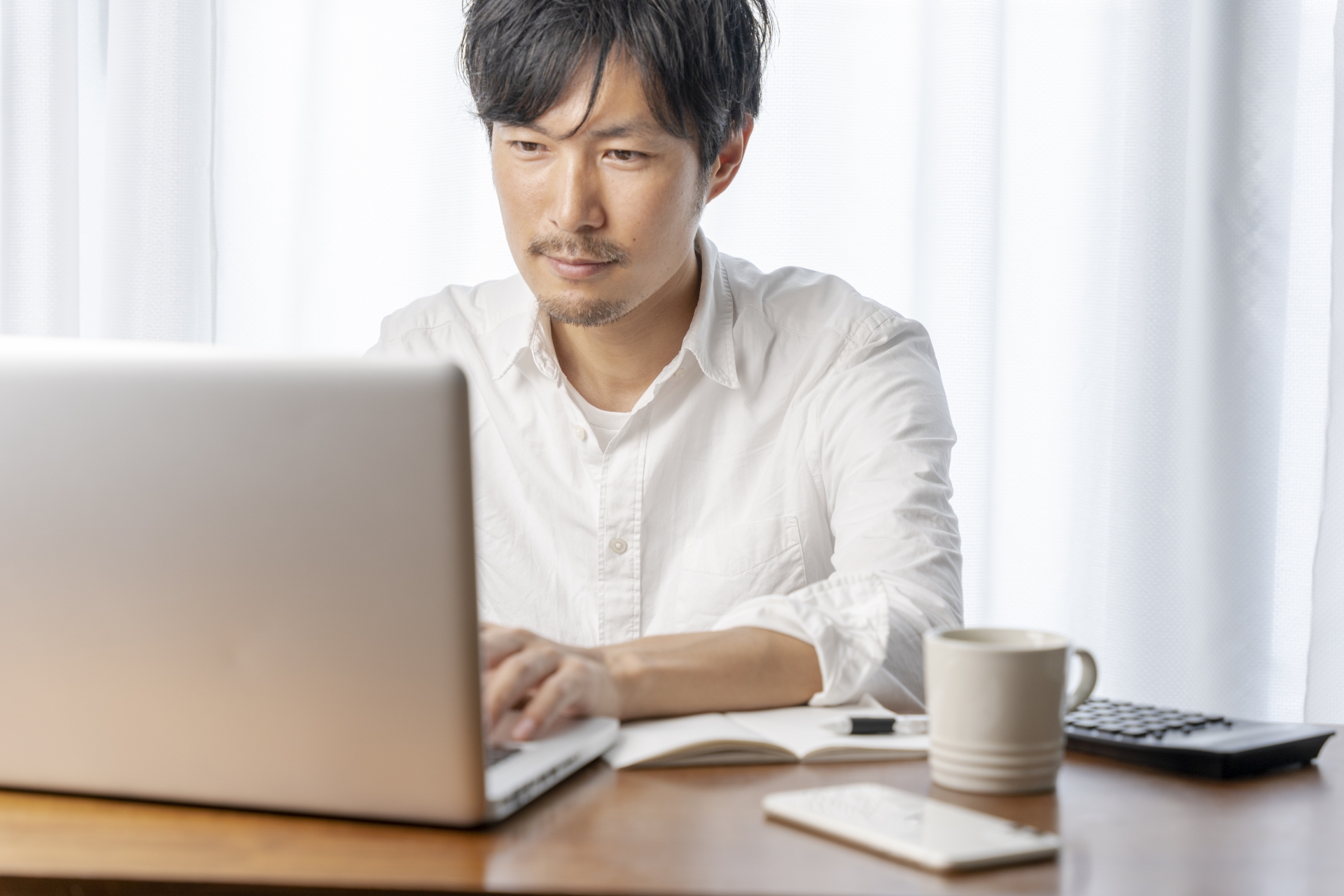 パソコンを使う男性