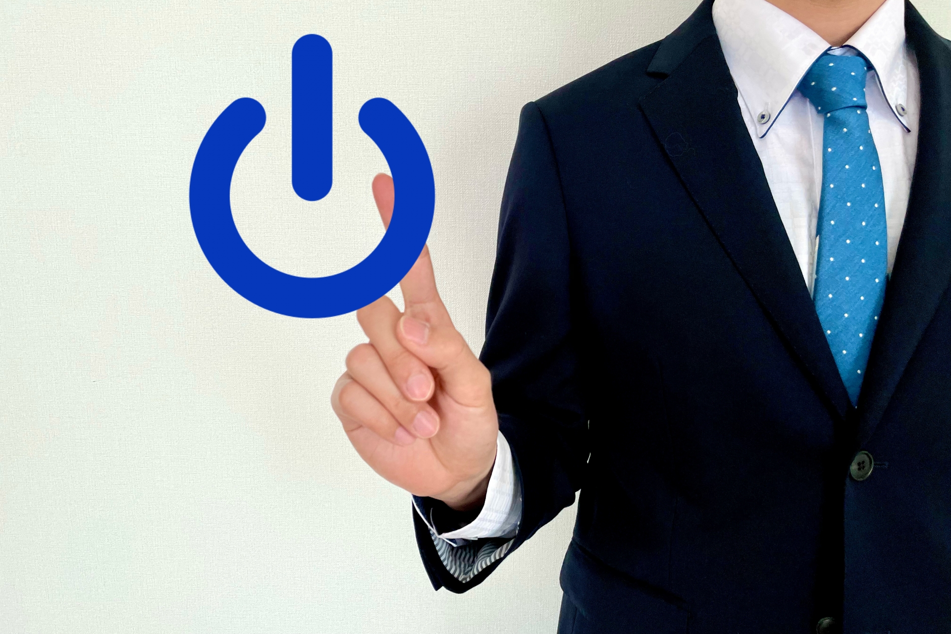 スイッチを押すサラリーマン