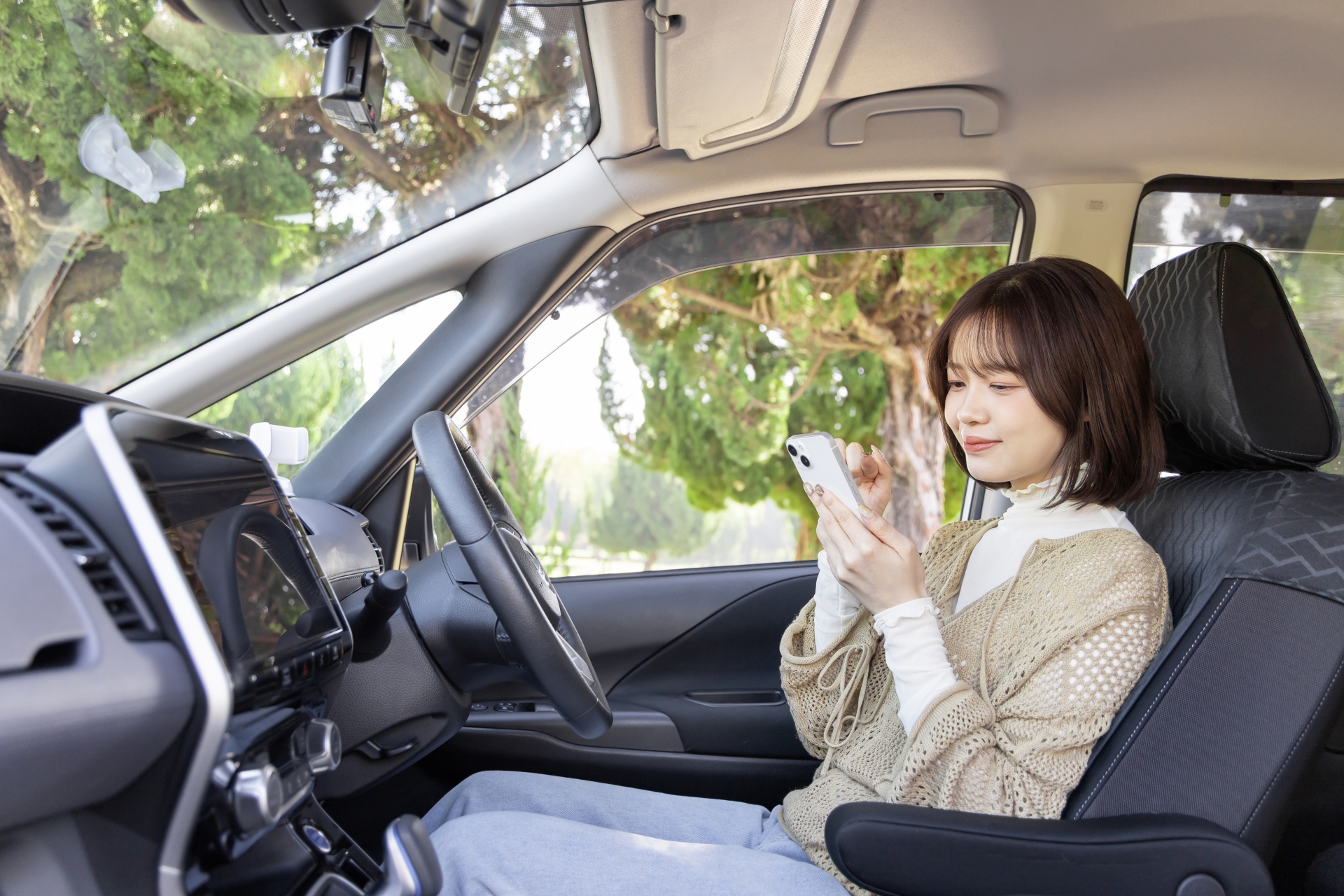 スマホを使う女性