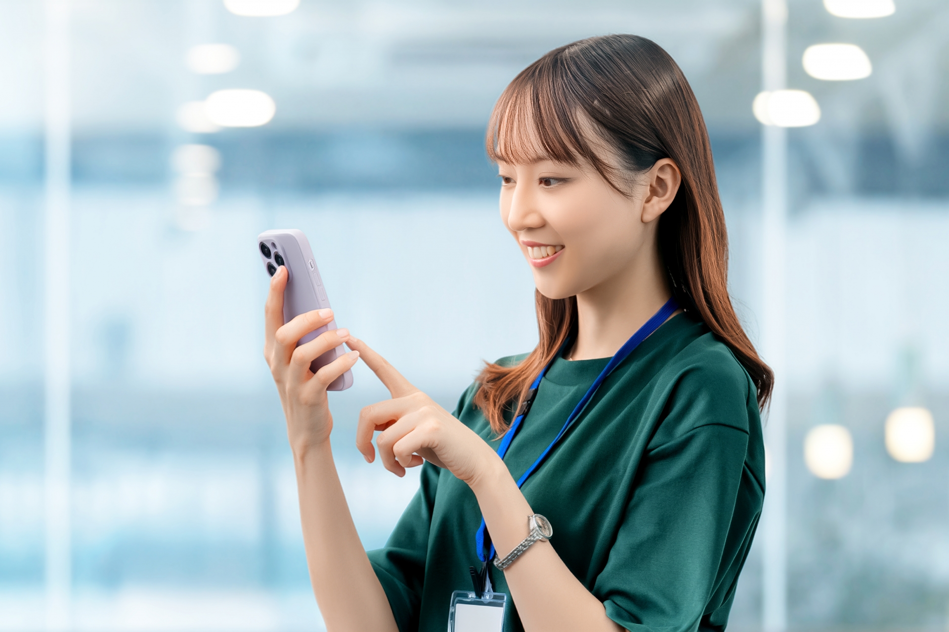 スマホを使う笑顔の女性