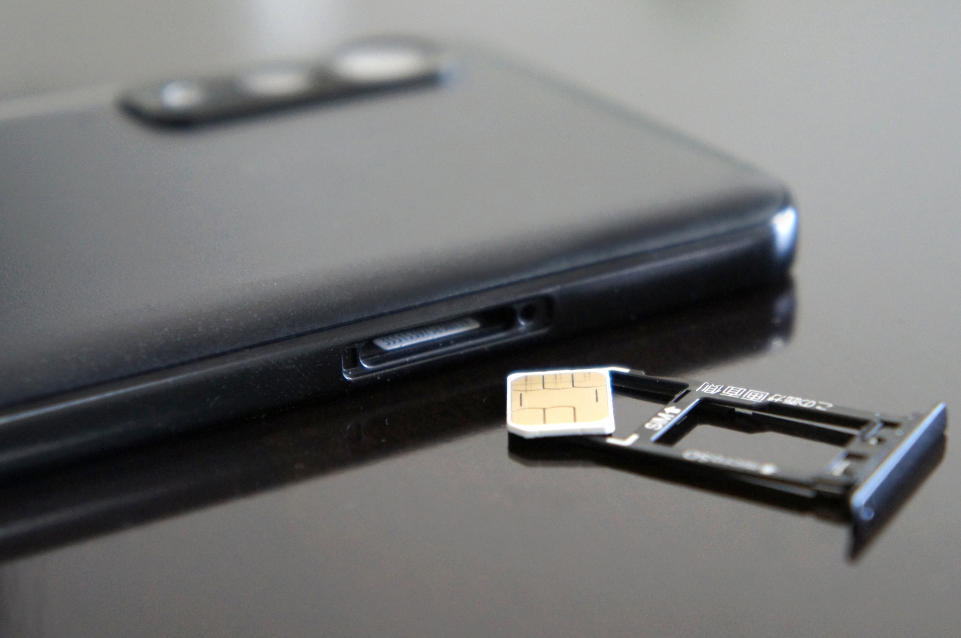 スマートフォンにSIMカードを挿入