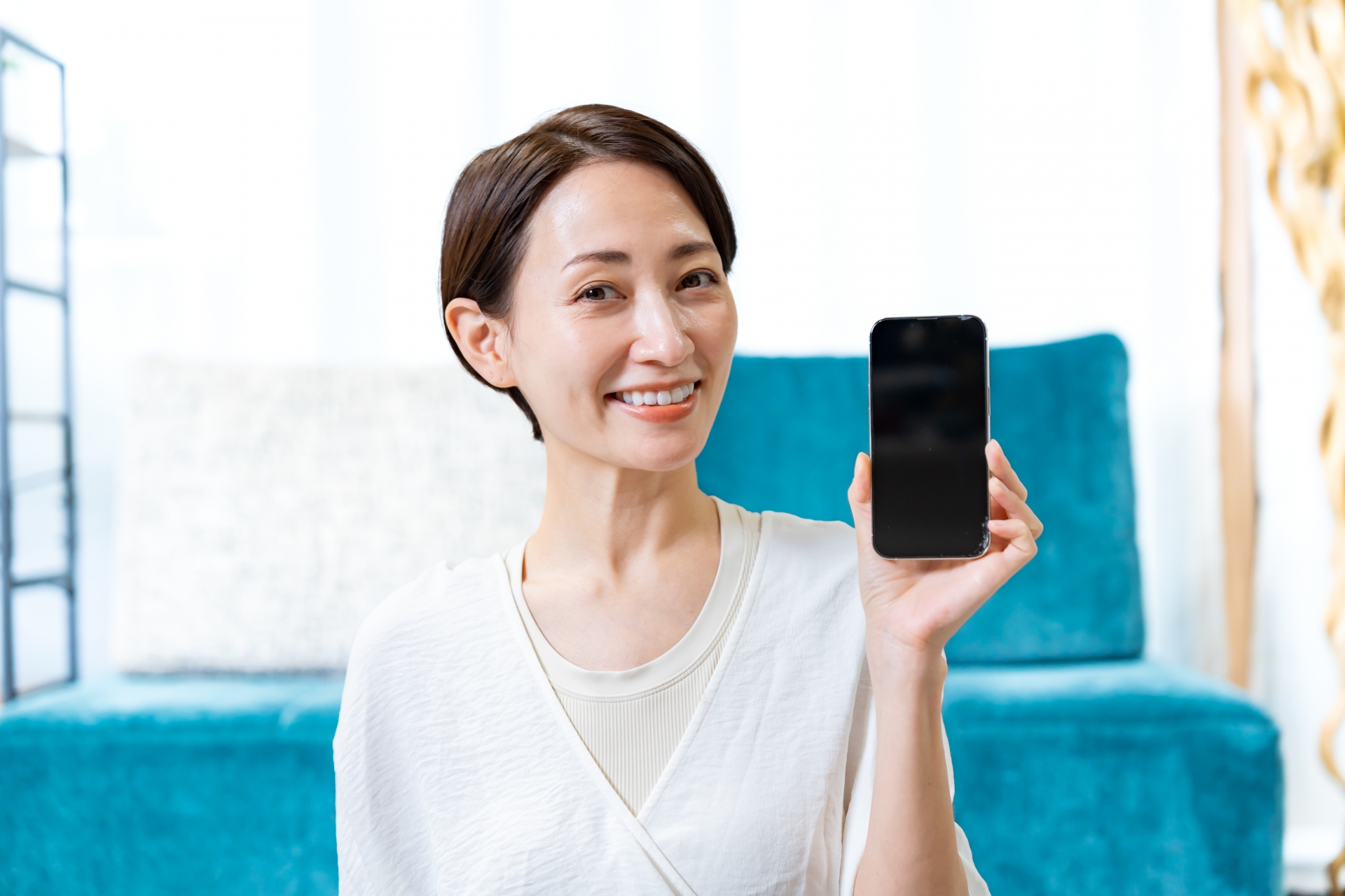 携帯を持つ女性