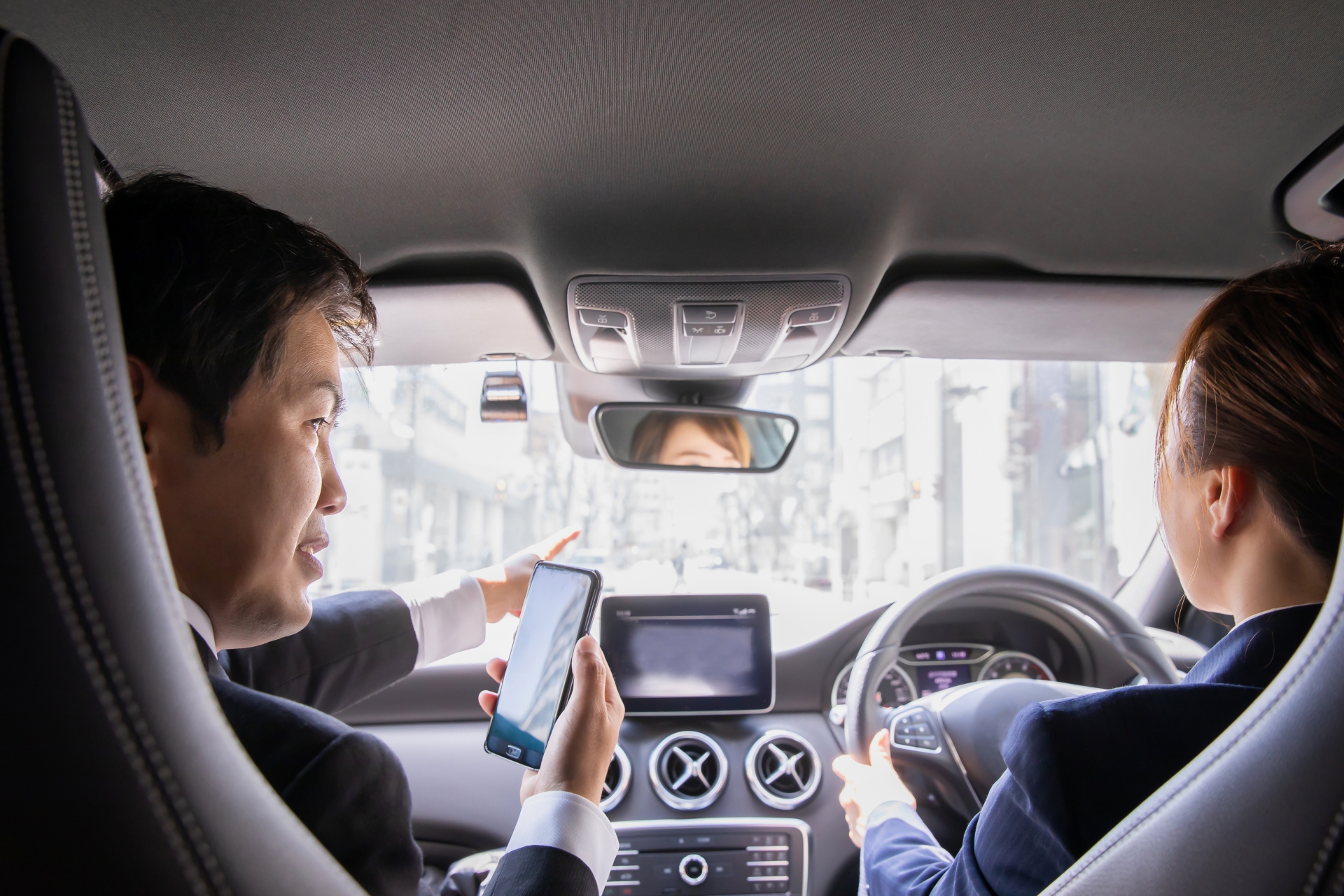 車に乗る会社員