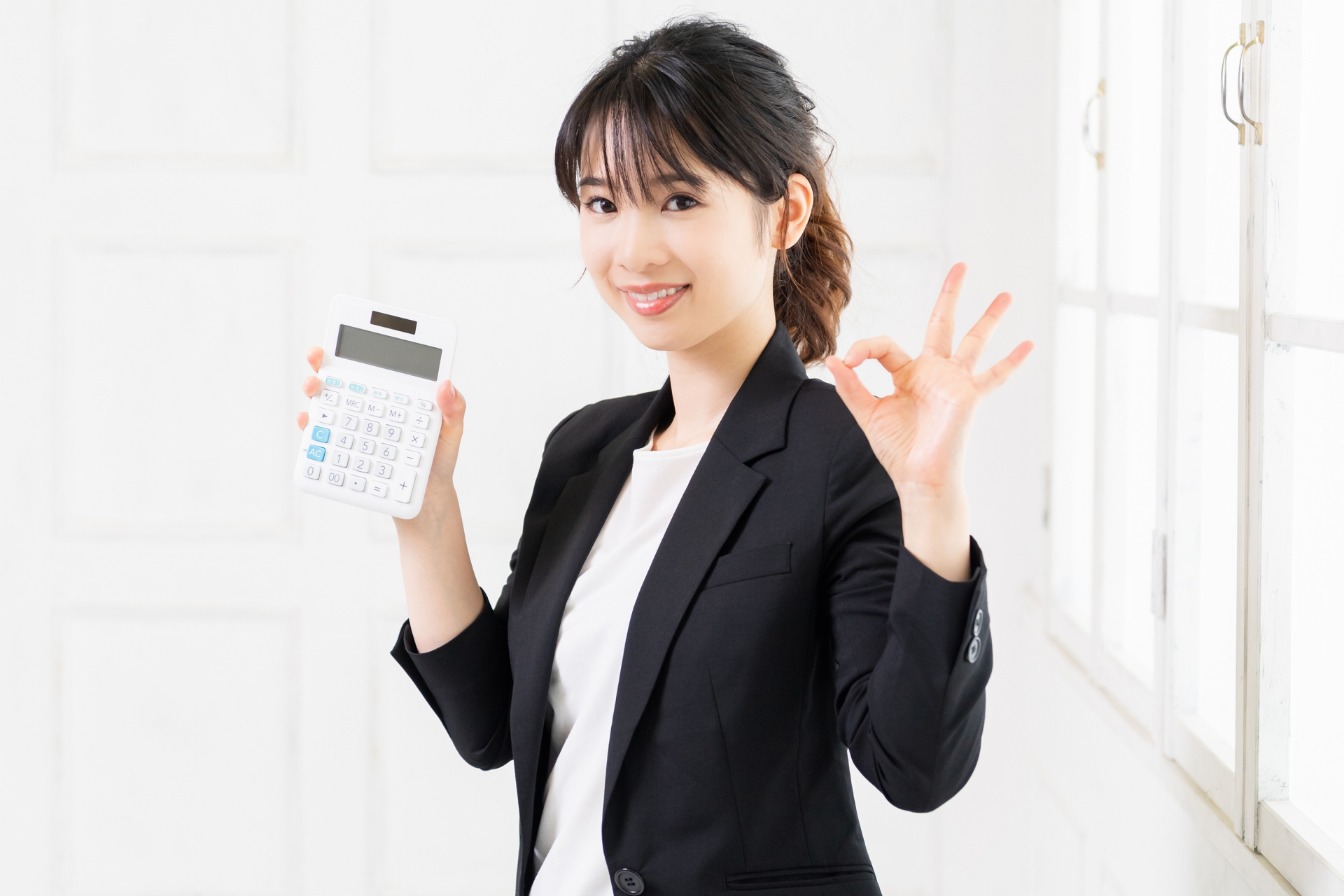 電卓を使うビジネスウーマン