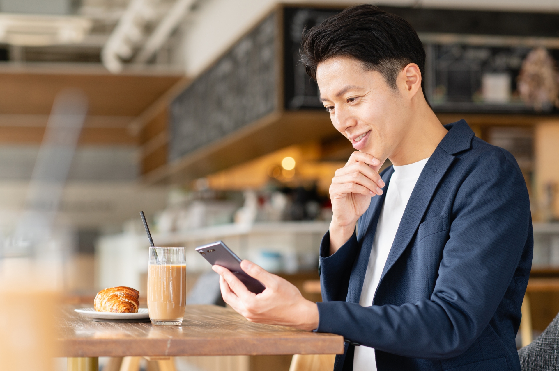 カフェでくつろぐミドルの男性