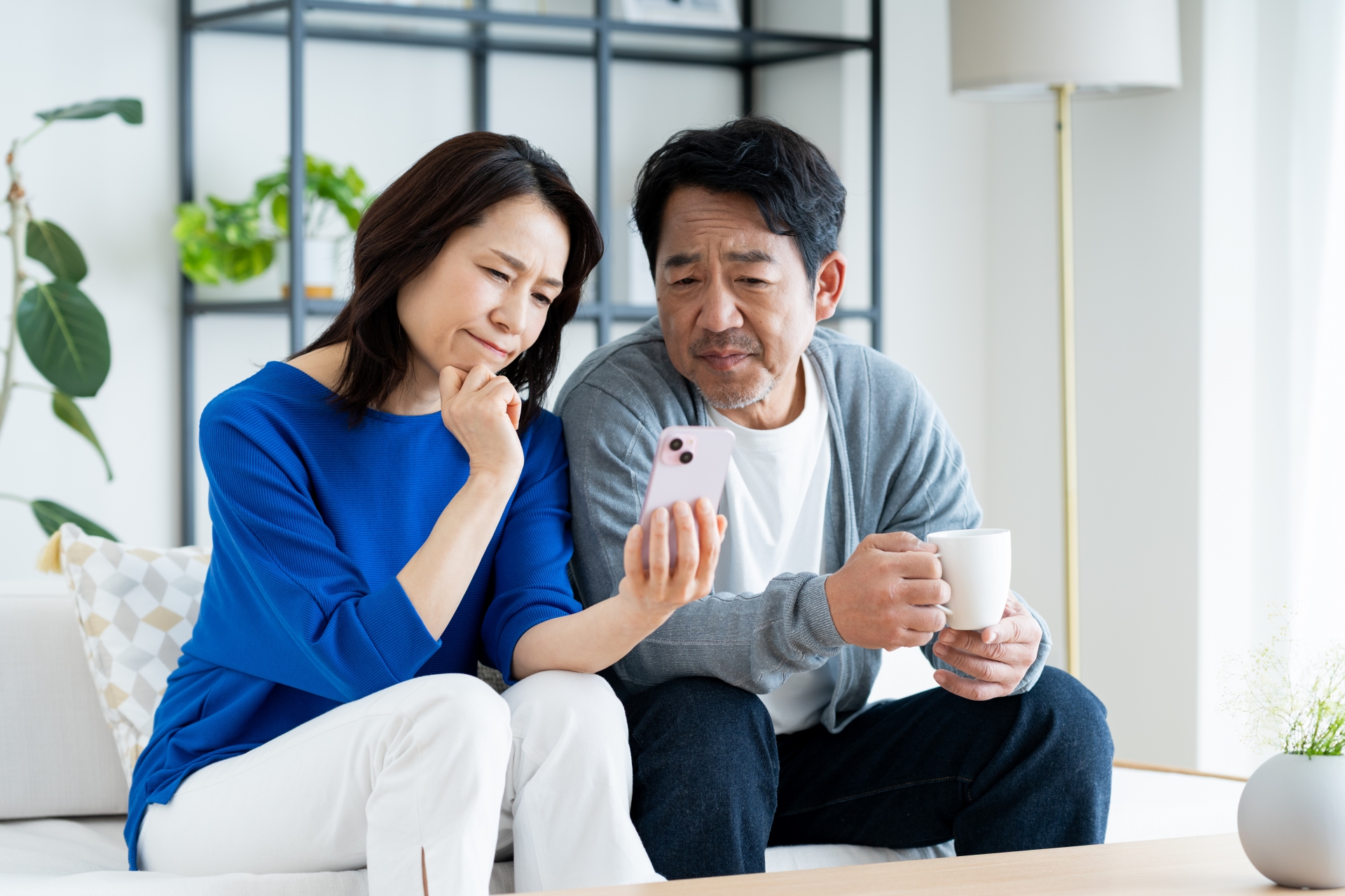 スマホで悩むミドルの夫婦
