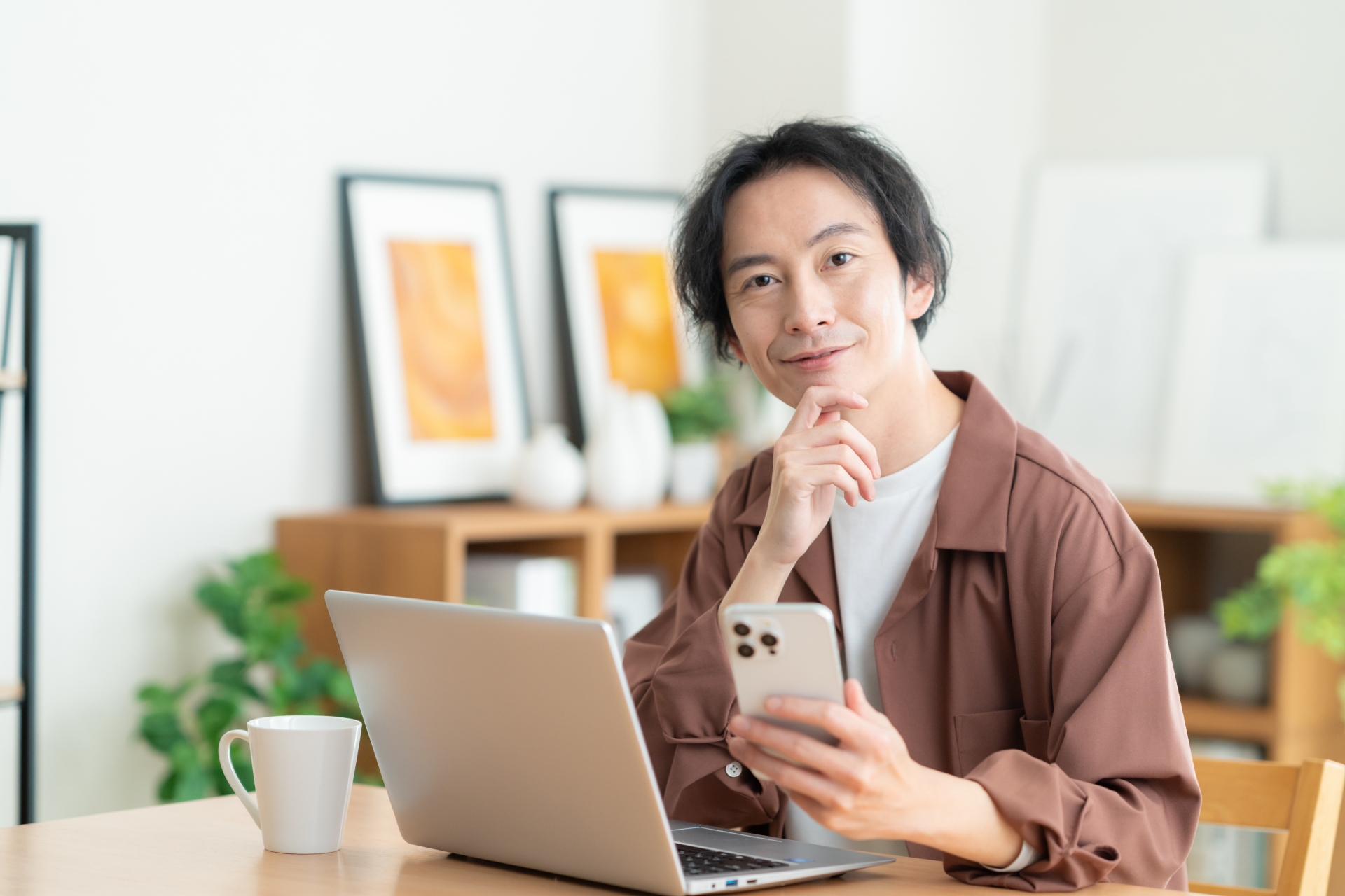 リビングでパソコンを見る若い男性