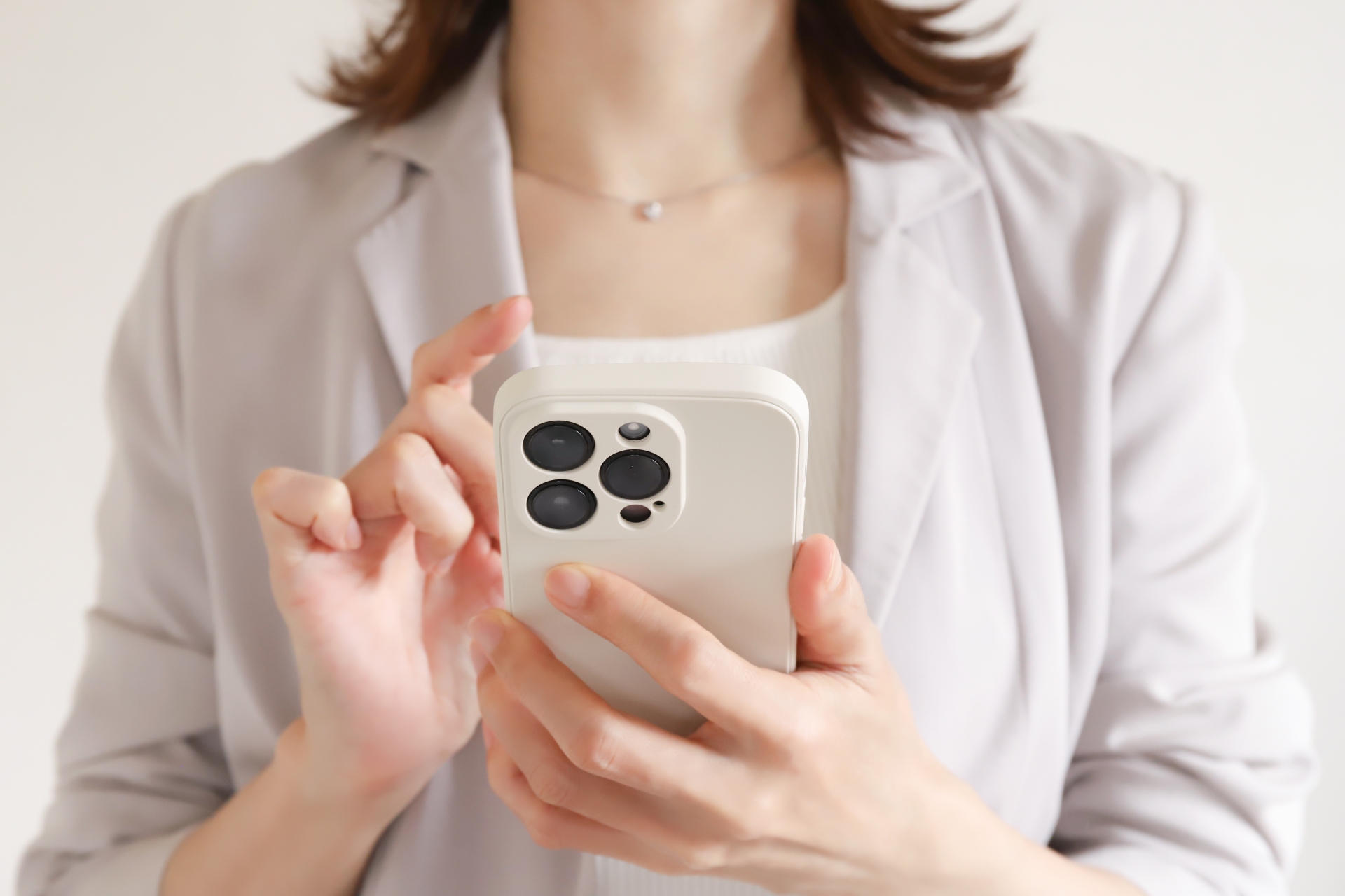 スマホを触る手元