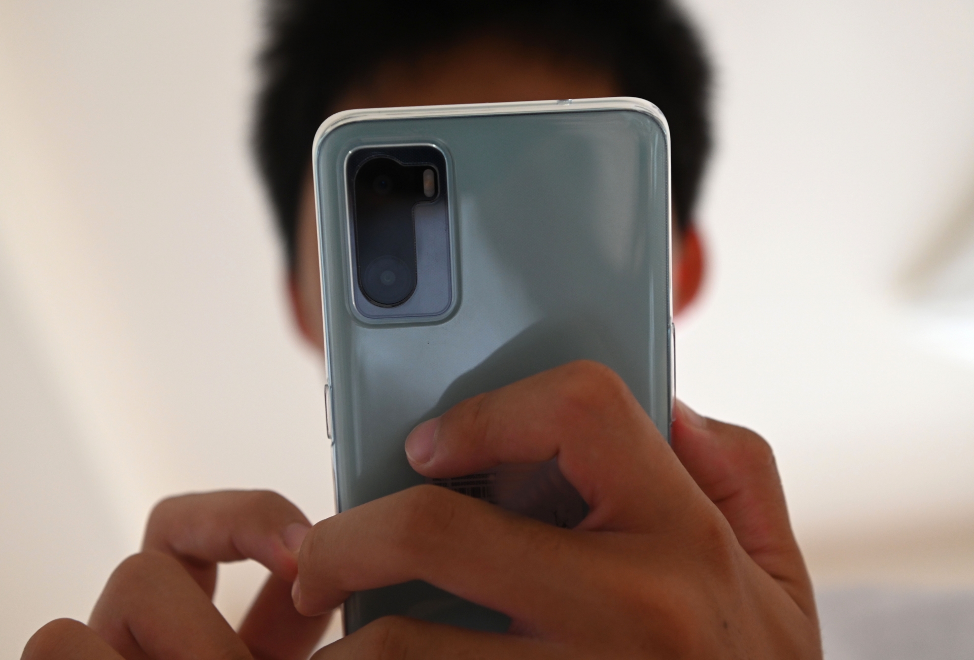 スマホを持つ男性