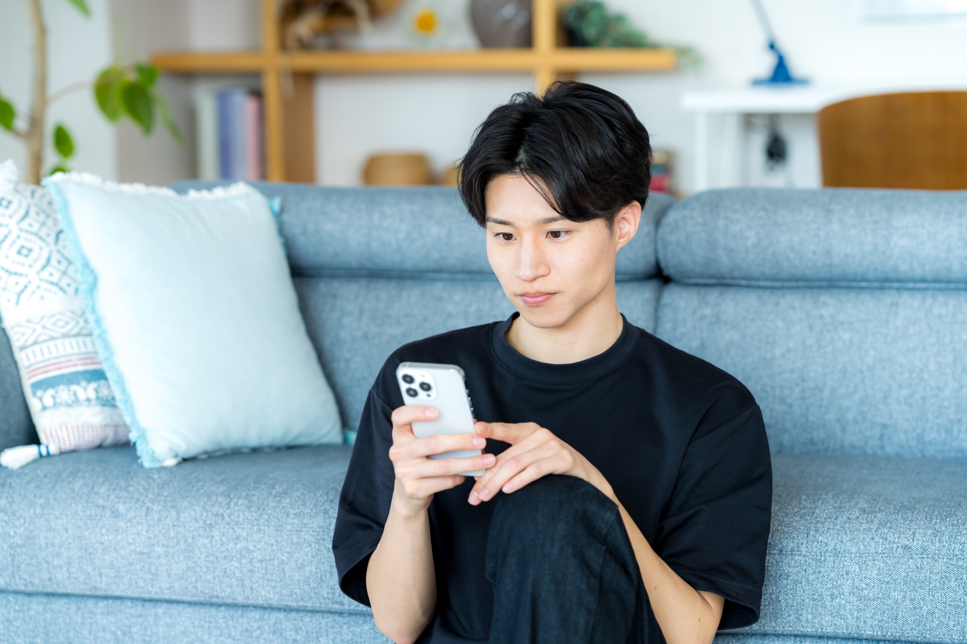 スマホを触る男性