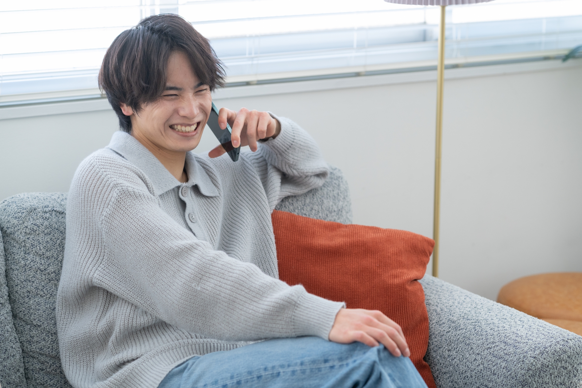 電話をする男性