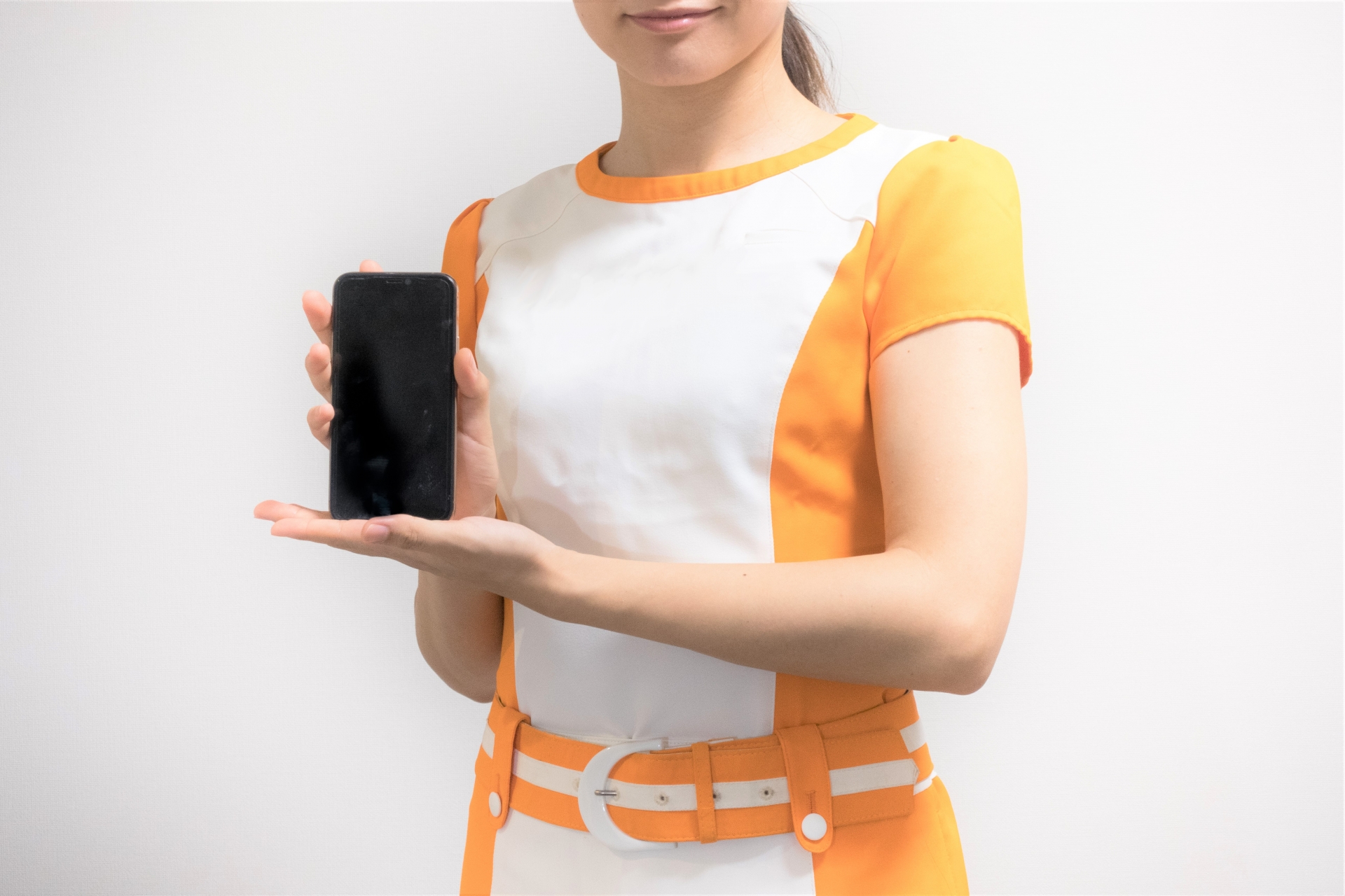 スマホを持つスタッフ